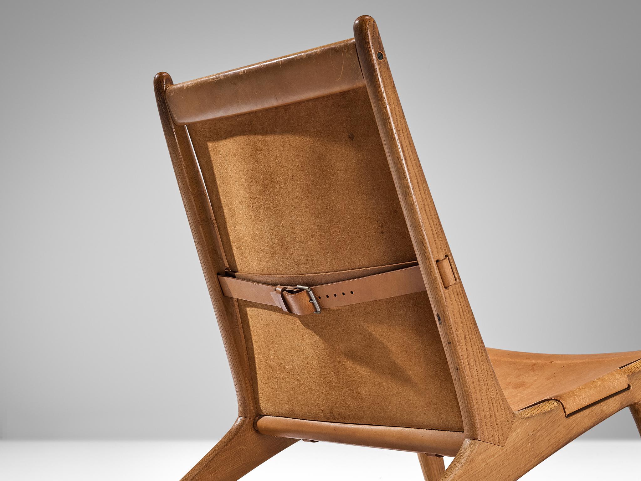Uno & Östen Kristiansson pour Luxus, chaise de chasse, modèle '204', cuir, chêne, Suède, 1954

Chaise de chasse suédoise conçue par Uno & Östen Kristiansson dans les années cinquante. Ce design unique a une apparence très forte. La construction