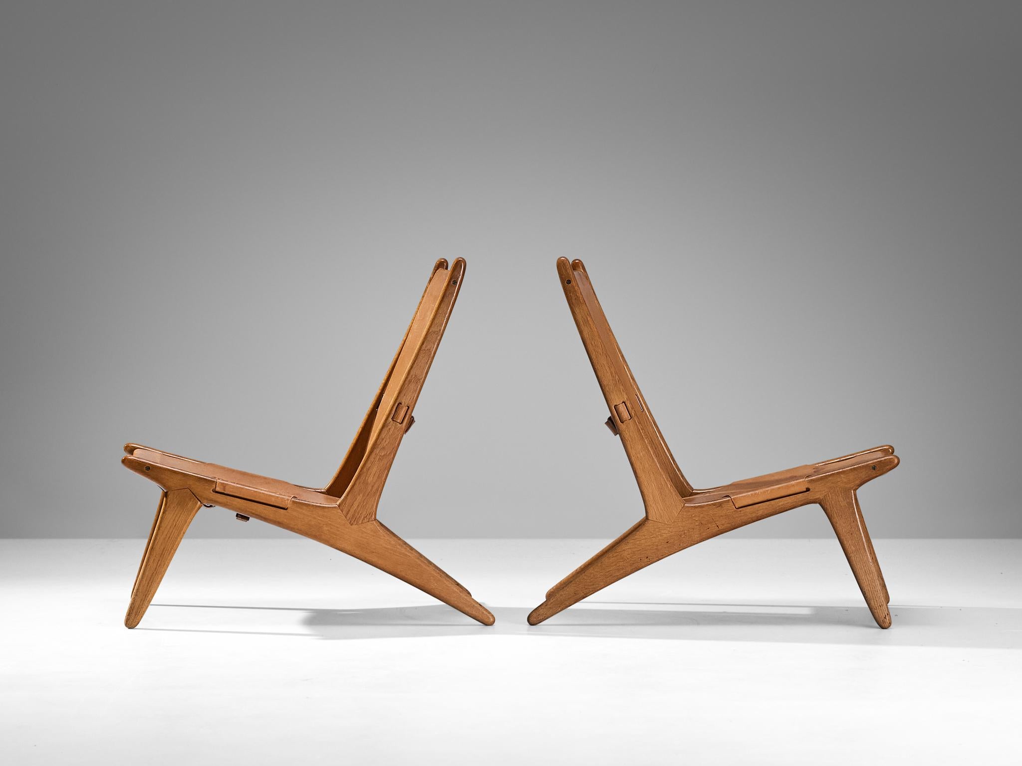 Suédois Uno & Östen Kristiansson pour Luxus Paire de chaises de chasse en cuir et chêne en vente