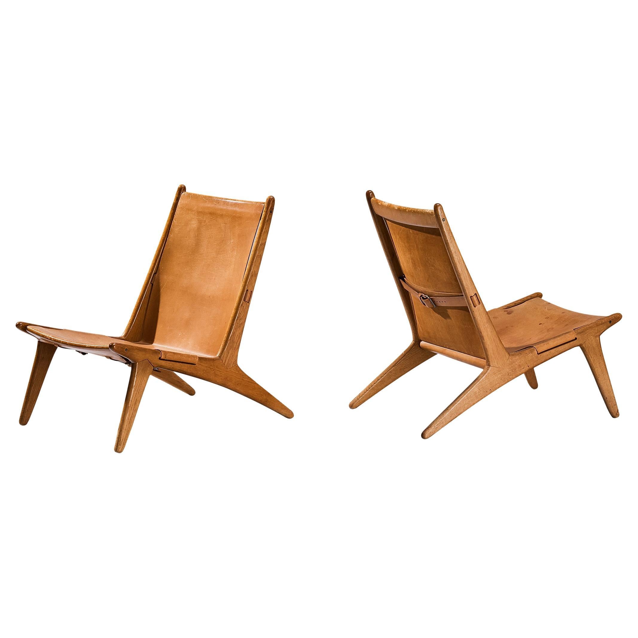 Uno & Östen Kristiansson pour Luxus Paire de chaises de chasse en cuir et chêne en vente