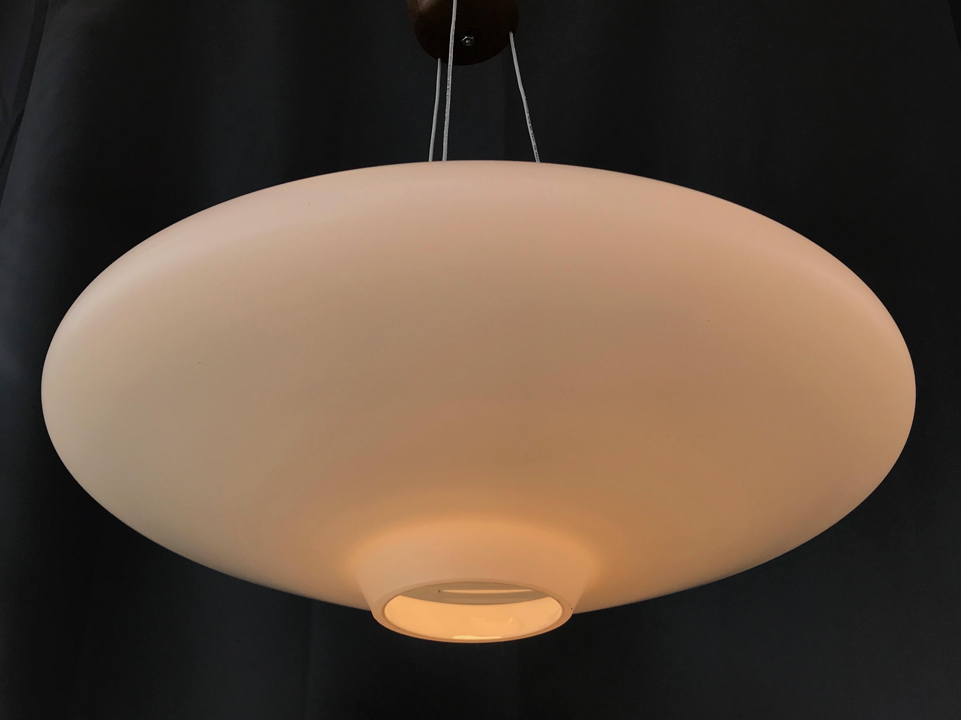 Uno & Östen Kristiansson für Luxus Teak & Opalglas UFO Pendelleuchte:: 1950er Jahre 4