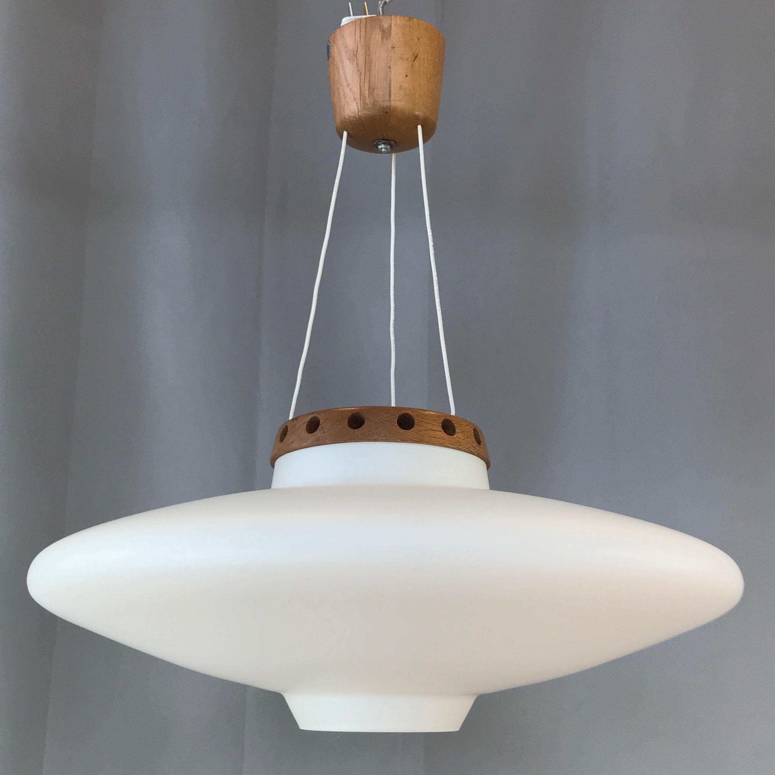Uno & Östen Kristiansson für Luxus Teak & Opalglas UFO Pendelleuchte:: 1950er Jahre (Skandinavische Moderne)