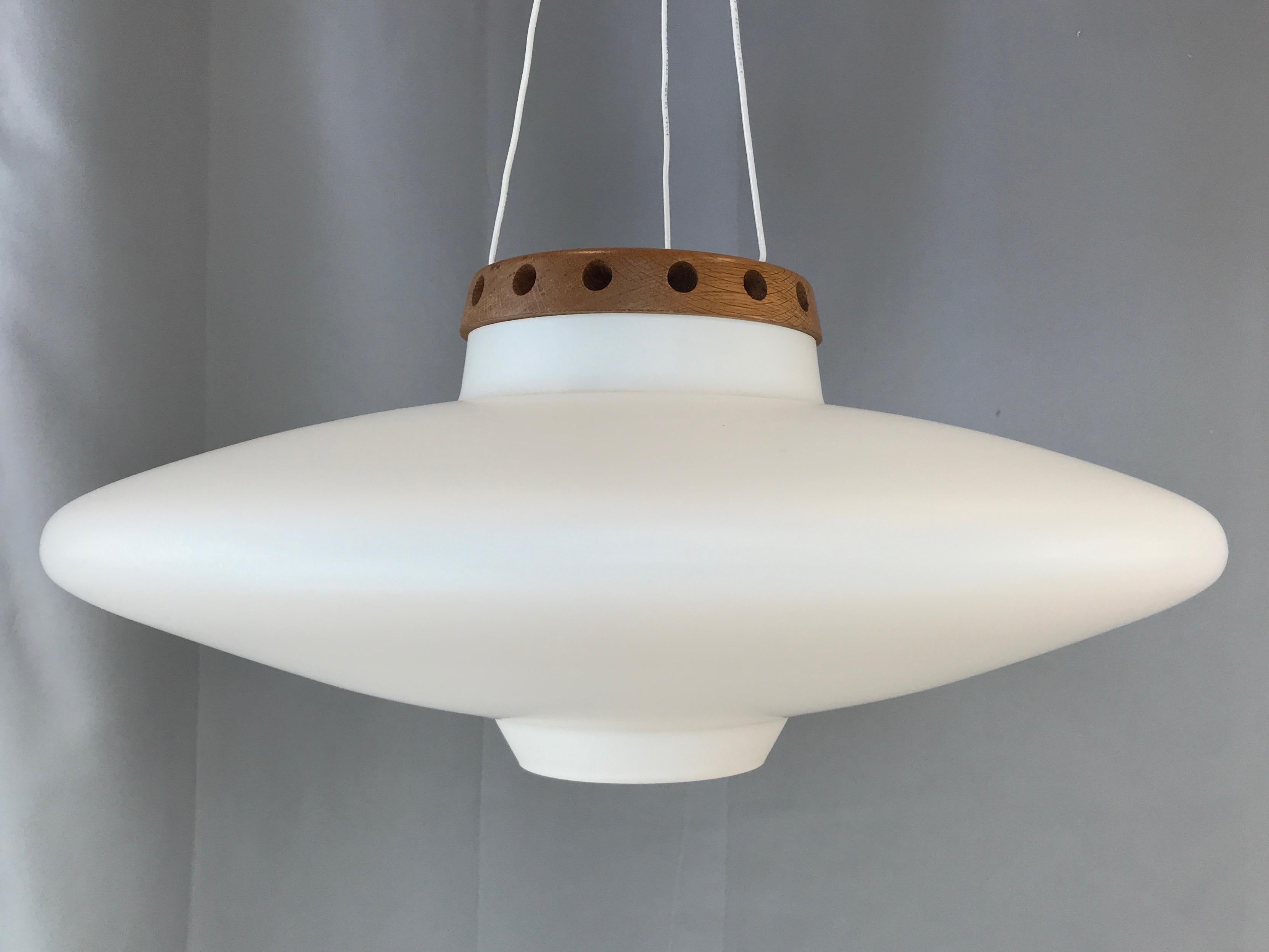 Uno & Östen Kristiansson für Luxus Teak & Opalglas UFO Pendelleuchte:: 1950er Jahre (Schwedisch)