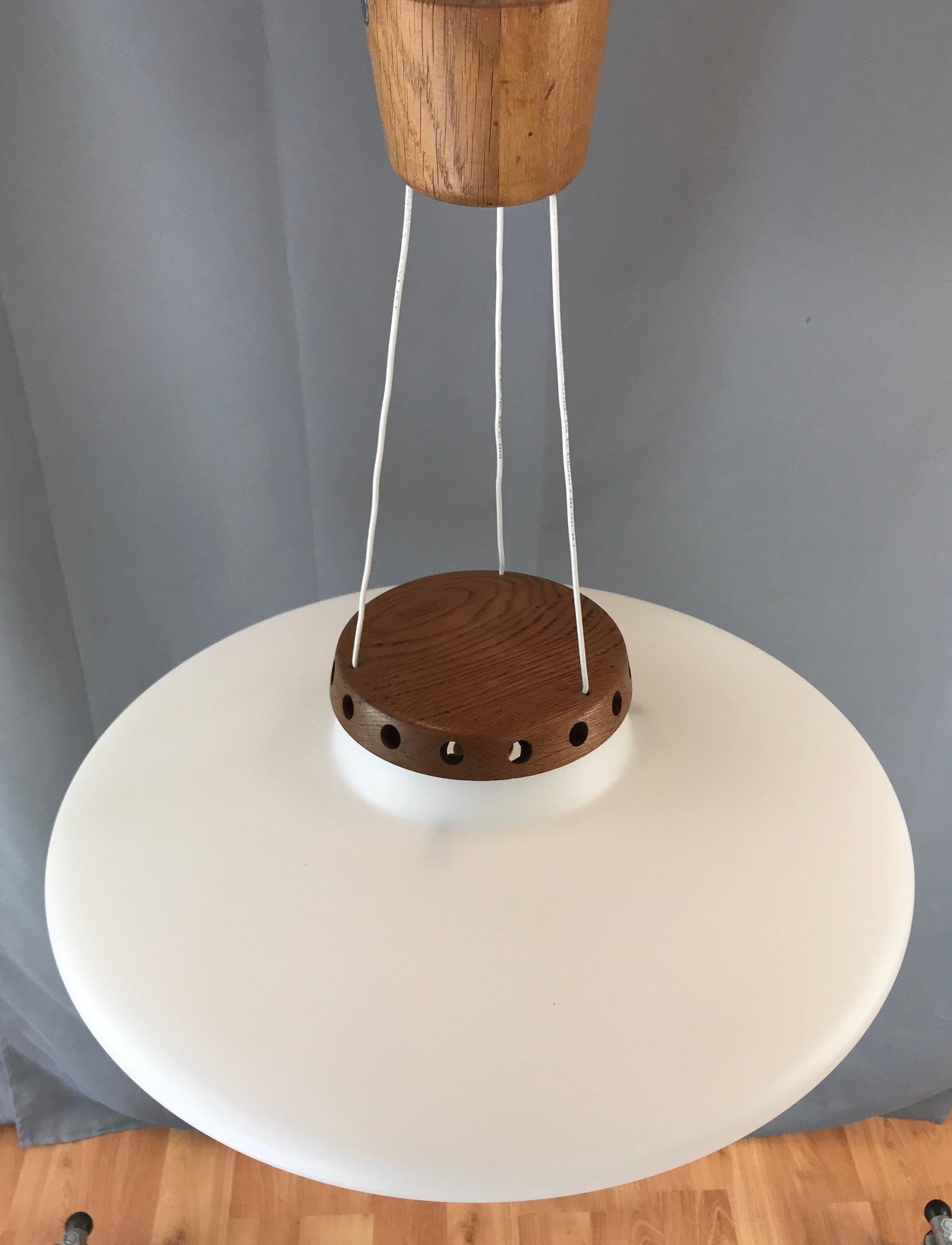 Uno & Östen Kristiansson für Luxus Teak & Opalglas UFO Pendelleuchte:: 1950er Jahre im Zustand „Gut“ in San Francisco, CA