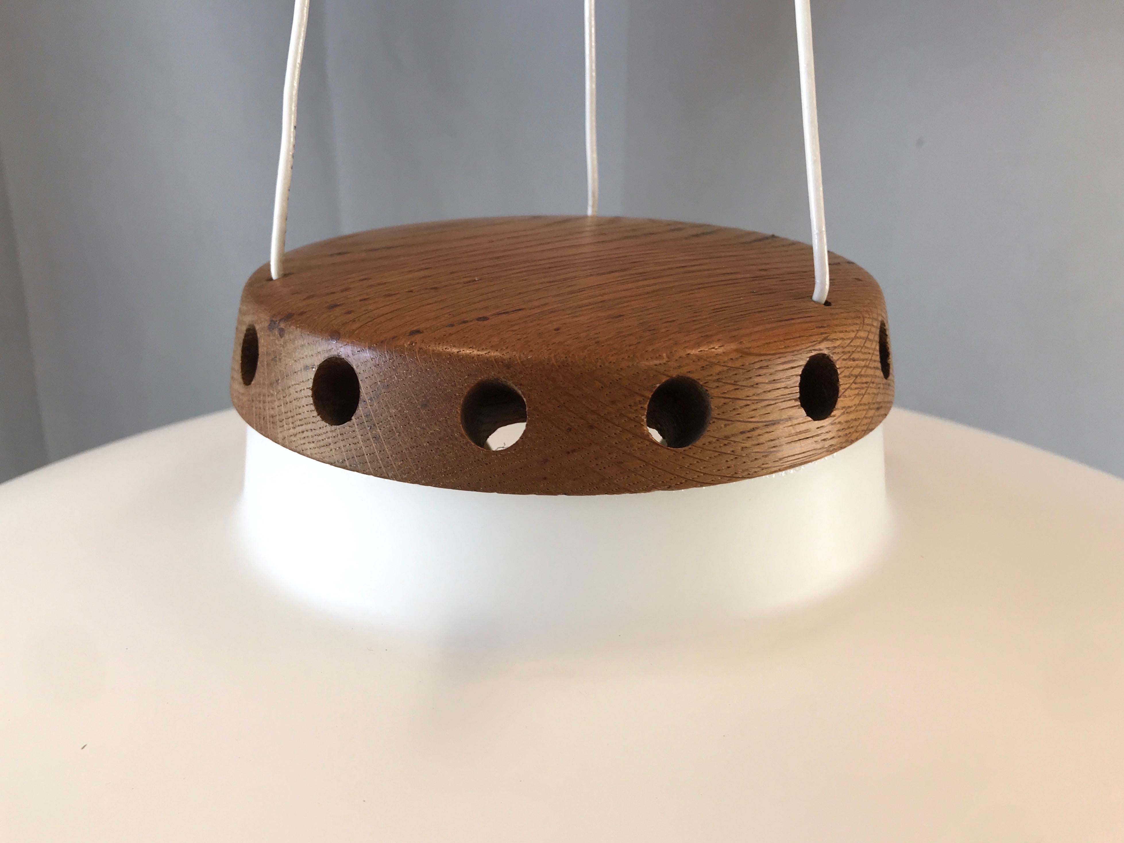 Uno & Östen Kristiansson für Luxus Teak & Opalglas UFO Pendelleuchte:: 1950er Jahre (Mitte des 20. Jahrhunderts)
