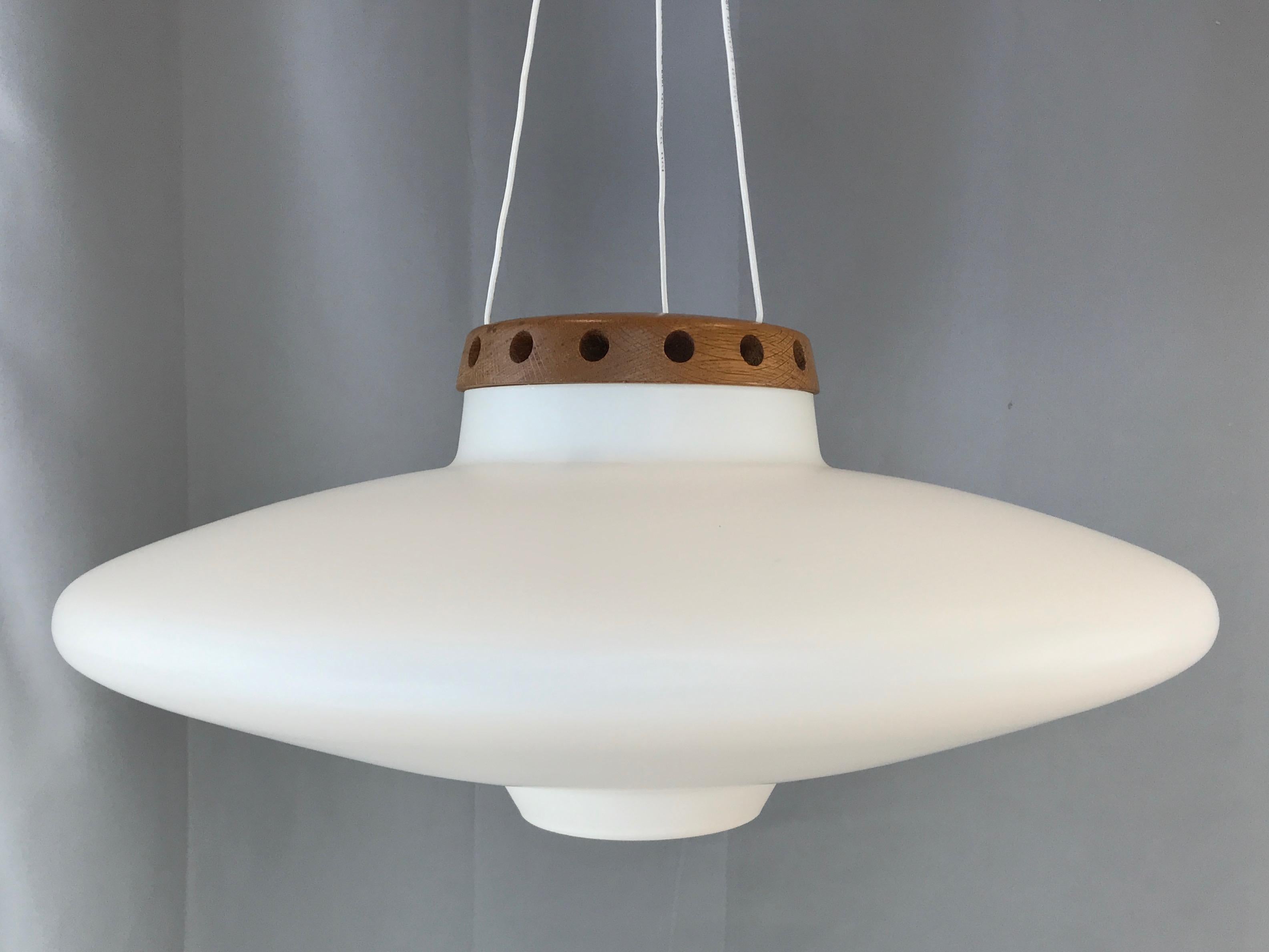 Uno & Östen Kristiansson für Luxus Teak & Opalglas UFO Pendelleuchte:: 1950er Jahre 1