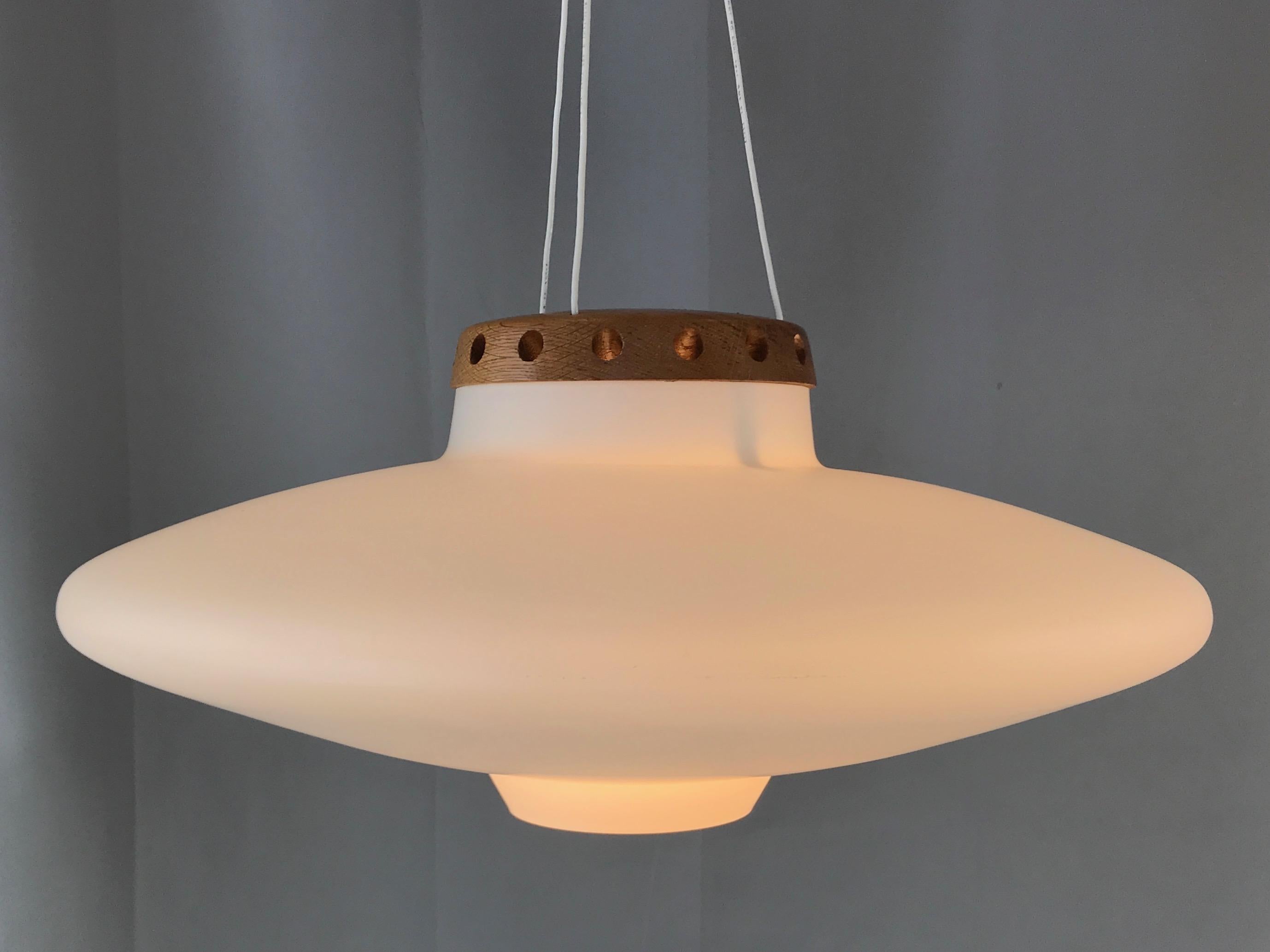 Uno & Östen Kristiansson für Luxus Teak & Opalglas UFO Pendelleuchte:: 1950er Jahre 2