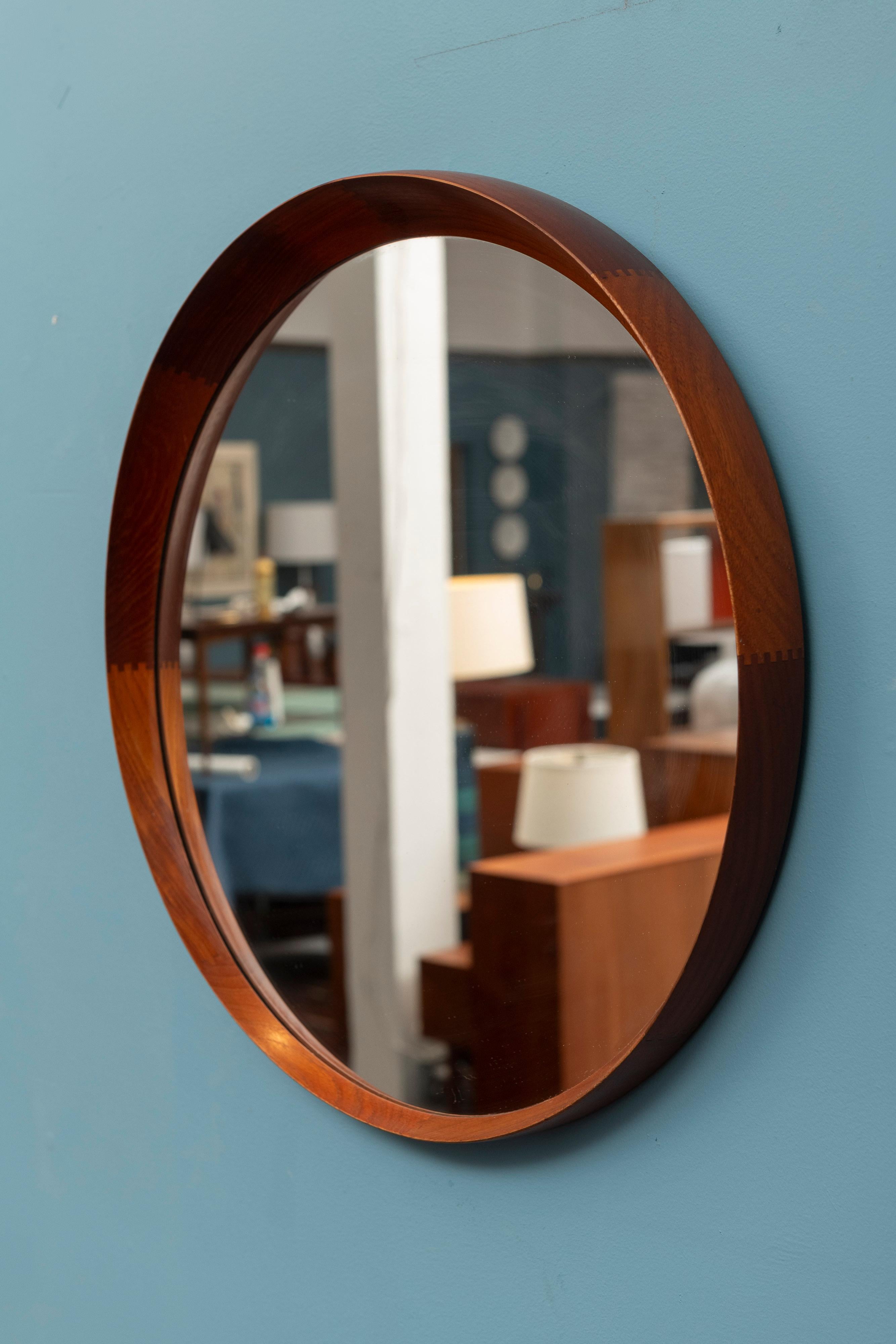 Uno& Osten Kristiansson conçoivent un miroir mural rond pour LUXUS, Suède. Insolite et intriguant pour le cadre du miroir mural rond, profil frappant fabriqué à partir de teck massif. En très bon état d'origine, prêt à être installé et apprécié.