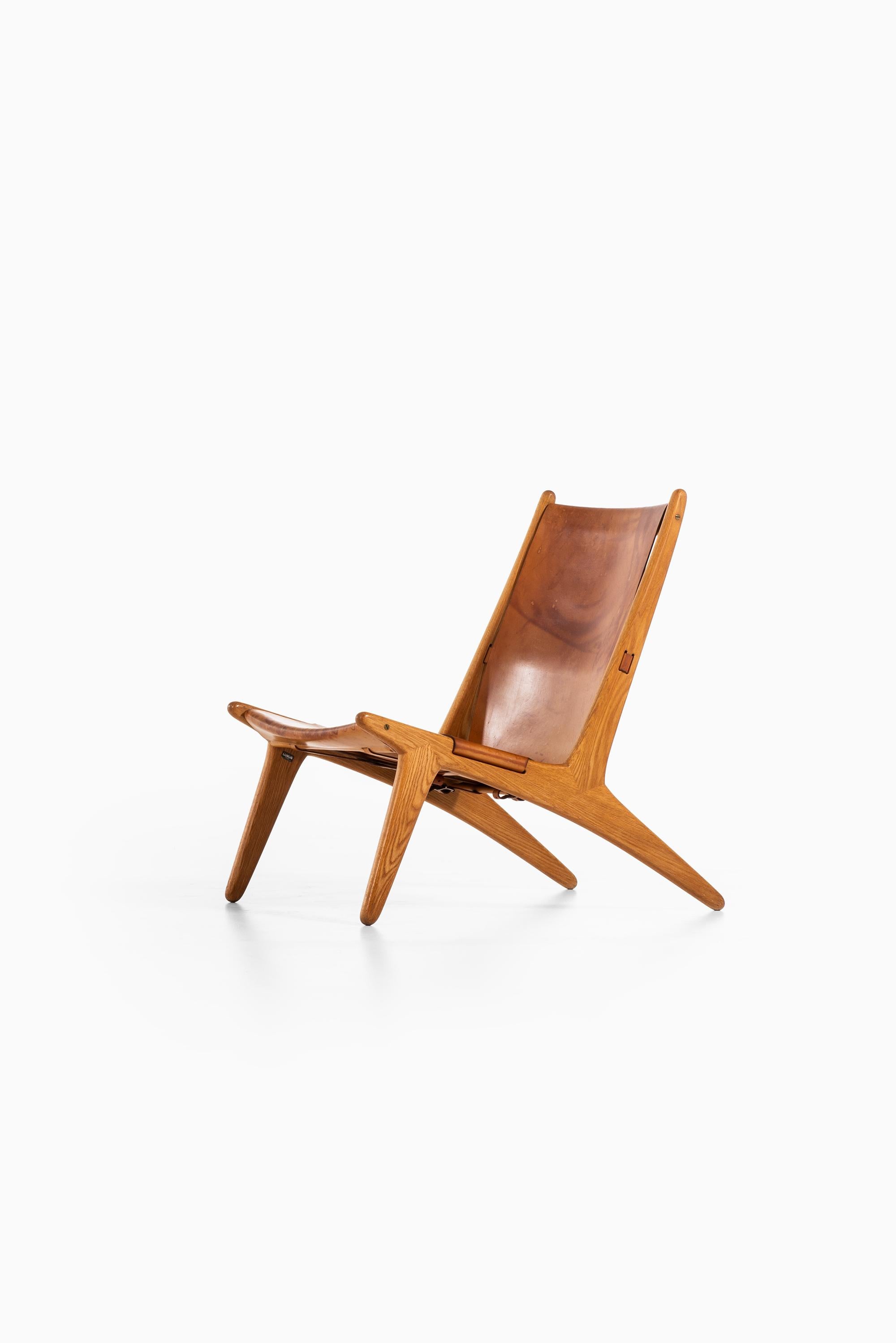 Rare fauteuil de chasse conçu par Uno & Östen Kristiansson. Produit par Luxus à Vittsjö, Suède.