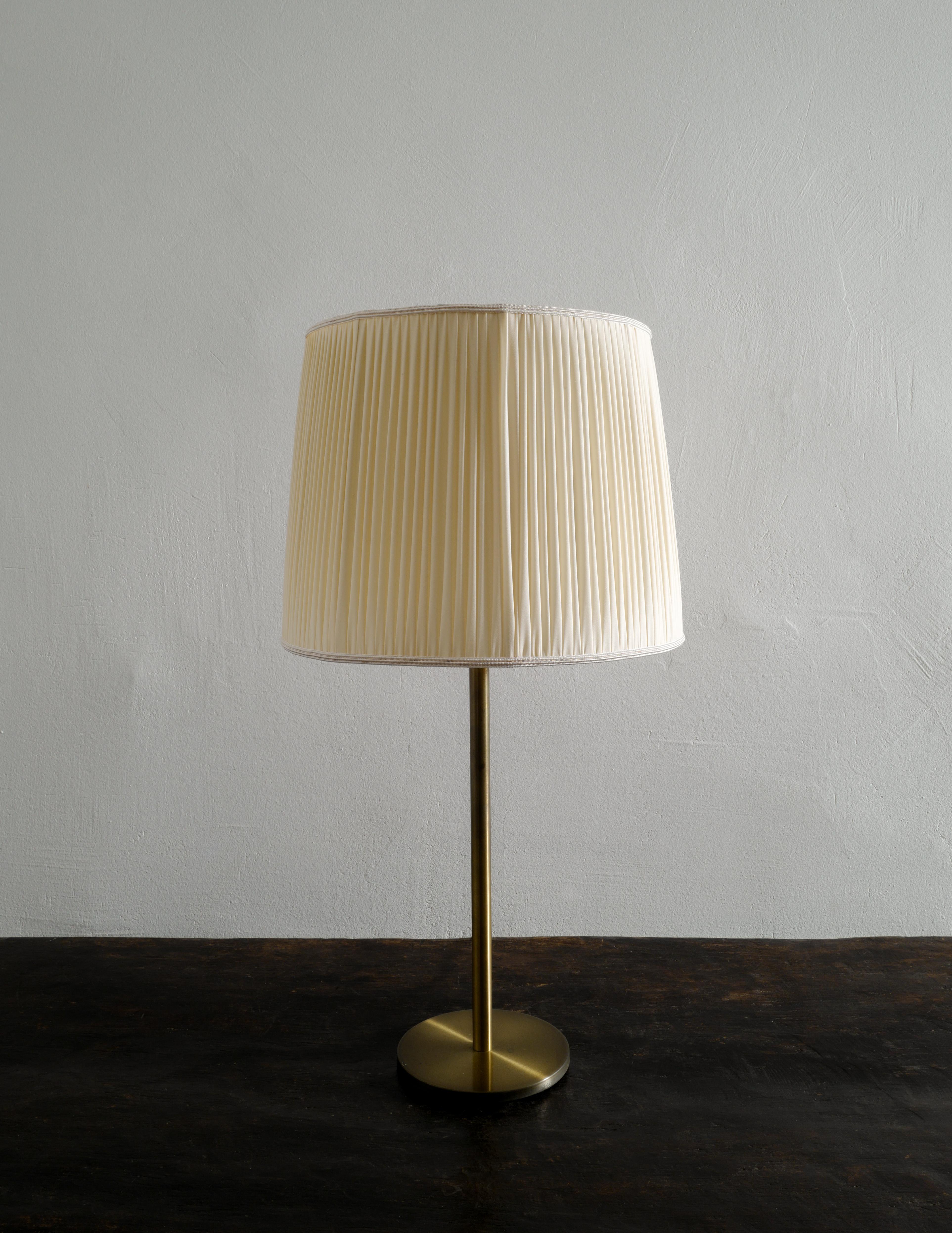 Rare Swedish mid century table / desk lamp designed by Östen & Uno Kristiansson and produced by Luxus Vittsjö, Sweden 1960s. In good vintage and original condition with small signs from age and use. Original shade is included in the purchase.