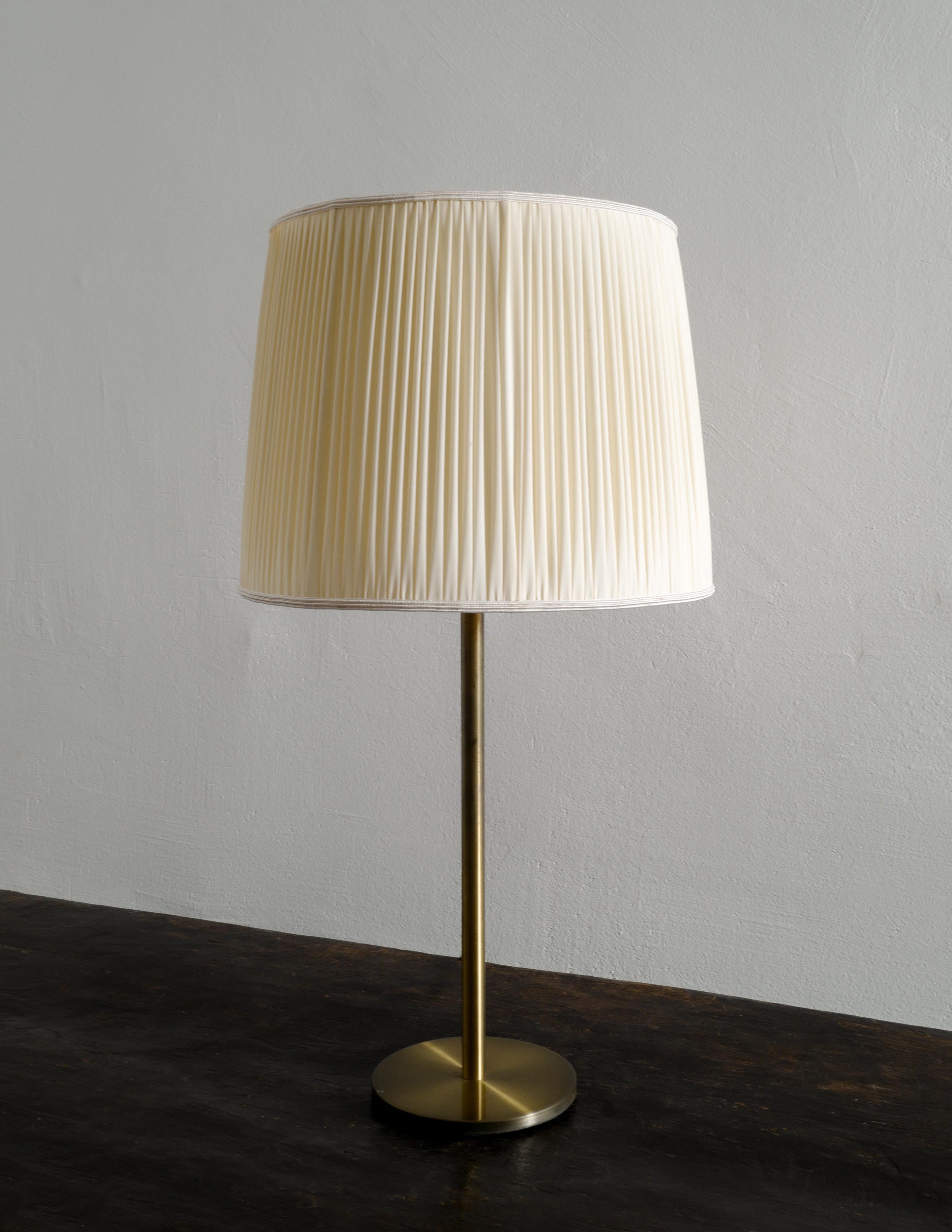 Uno & Östen Kristiansson Mid Century Brass Desk Table Lamp for Luxus Sweden 1960 In Good Condition For Sale In Stockholm, SE