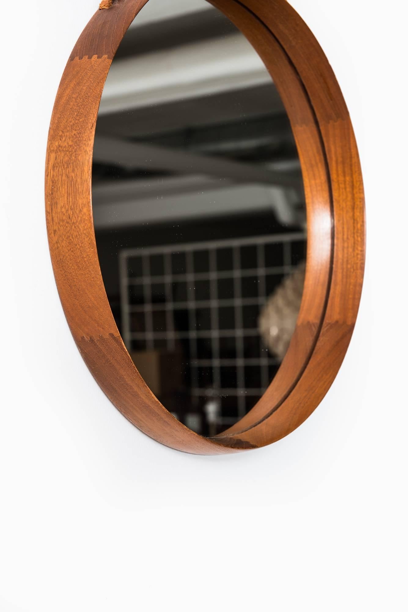 Miroir rond en teck et cuir conçu par Uno & Östen Kristiansson. Produit par Luxus à Vittsjö, Suède.