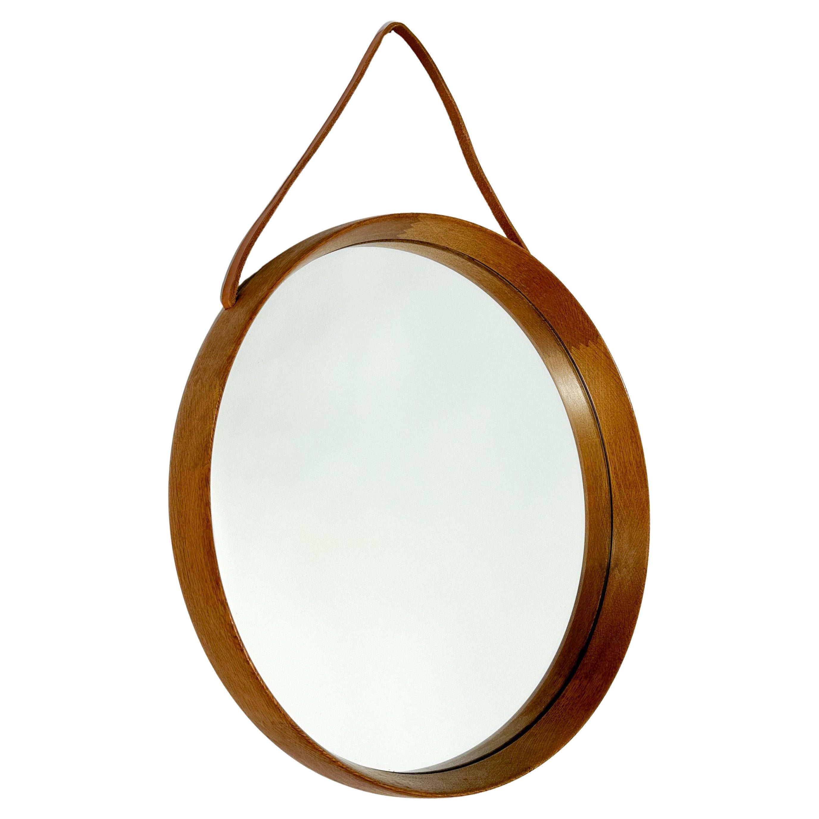 Miroir de Uno et Östen Kristiansson, fabriqué par leur propre entreprise Luxus à Vittsjö, en Suède, dans les années 1950.
 
Le cadre est en chêne massif avec de beaux détails de menuiserie. 
Le bracelet en cuir a été remplacé. 
Le cadre en bois