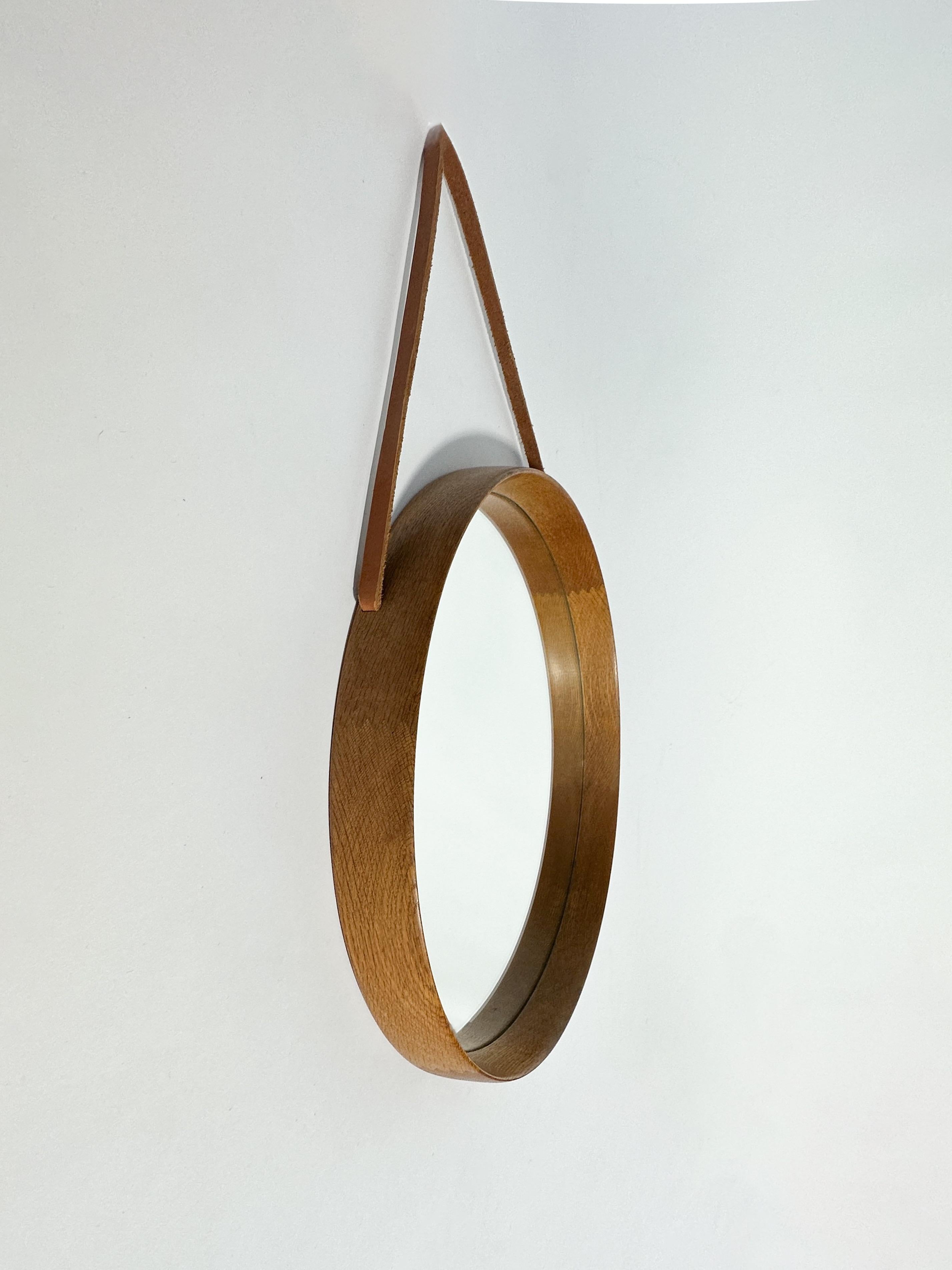 Milieu du XXe siècle Uno & Östen Kristiansson Mirror Oak Leather Strap Luxus Vittsjö Sweden 1950s en vente