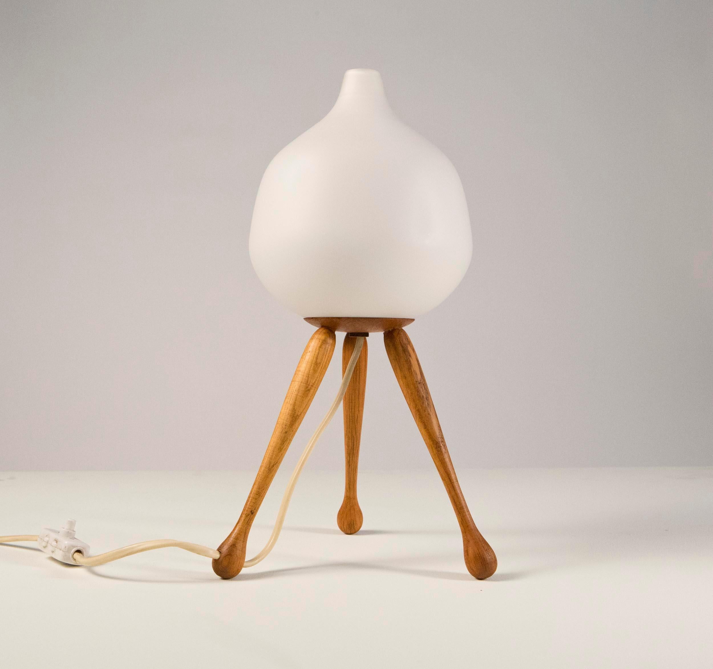 Uno & Östen Kristiansson Model 114 Oak Table Lamp by Luxus, Sweden 1950s

An early table lamp by Uno & Östen Kristiansson for Luxus. This lamp features a tripod base in oak with an opaline glass shade on top. Very minimalistic and great