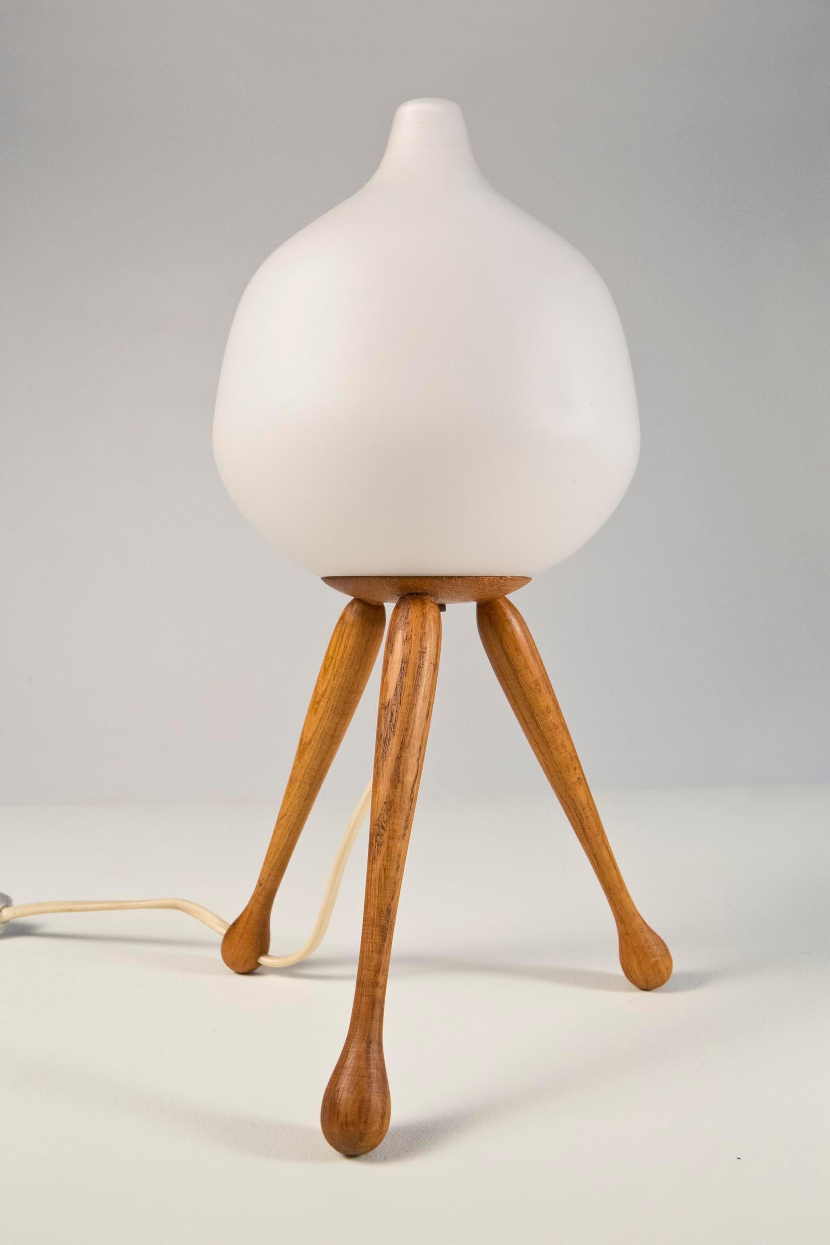 Uno & Östen Kristiansson Model 114 Oak Table Lamp by Luxus, Sweden 1950s In Good Condition In Los Angeles, CA