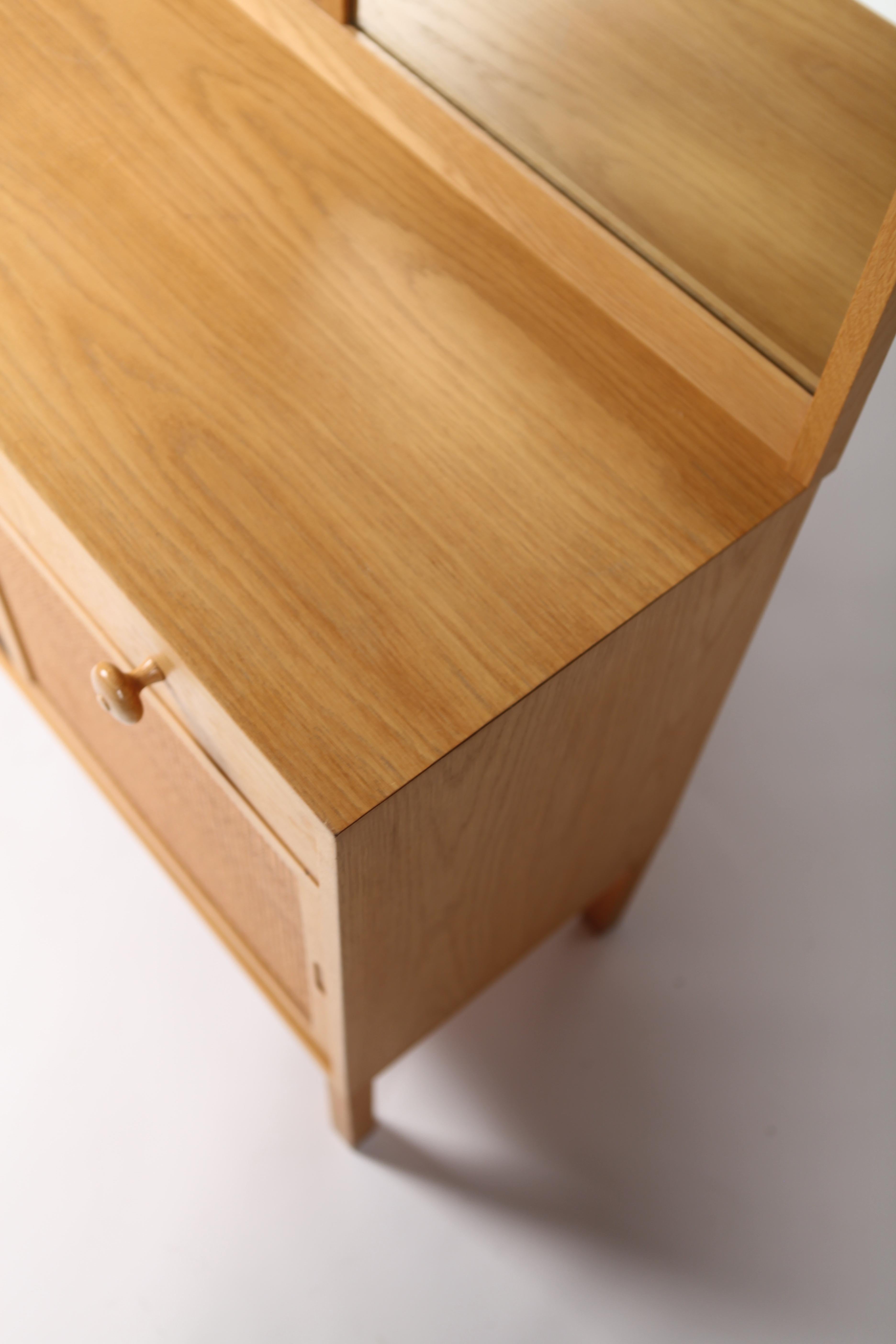 Uno & Östen Kristiansson, Arcón y espejo de roble y caña, para Luxus, Suecia, años 60 3