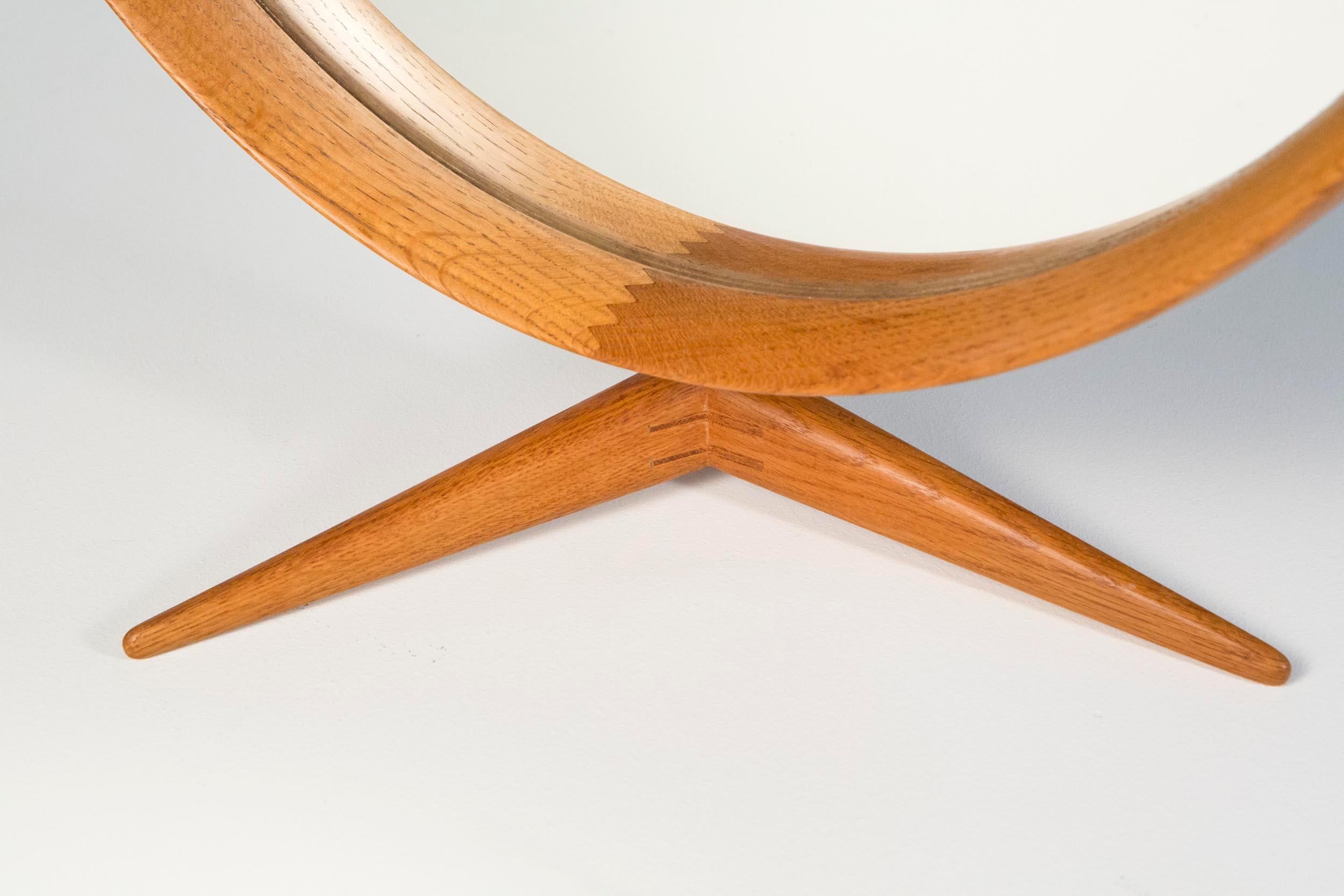 Uno & Östen Kristiansson Tischspiegel aus Eiche Modell 406 von Luxus, Schweden, 1960er Jahre.

Dieser große gerahmte Tischspiegel aus Eichenholz wird auf einem Holzständer balanciert, der sich auf einem verstellbaren Eichenholzrahmen dreht.