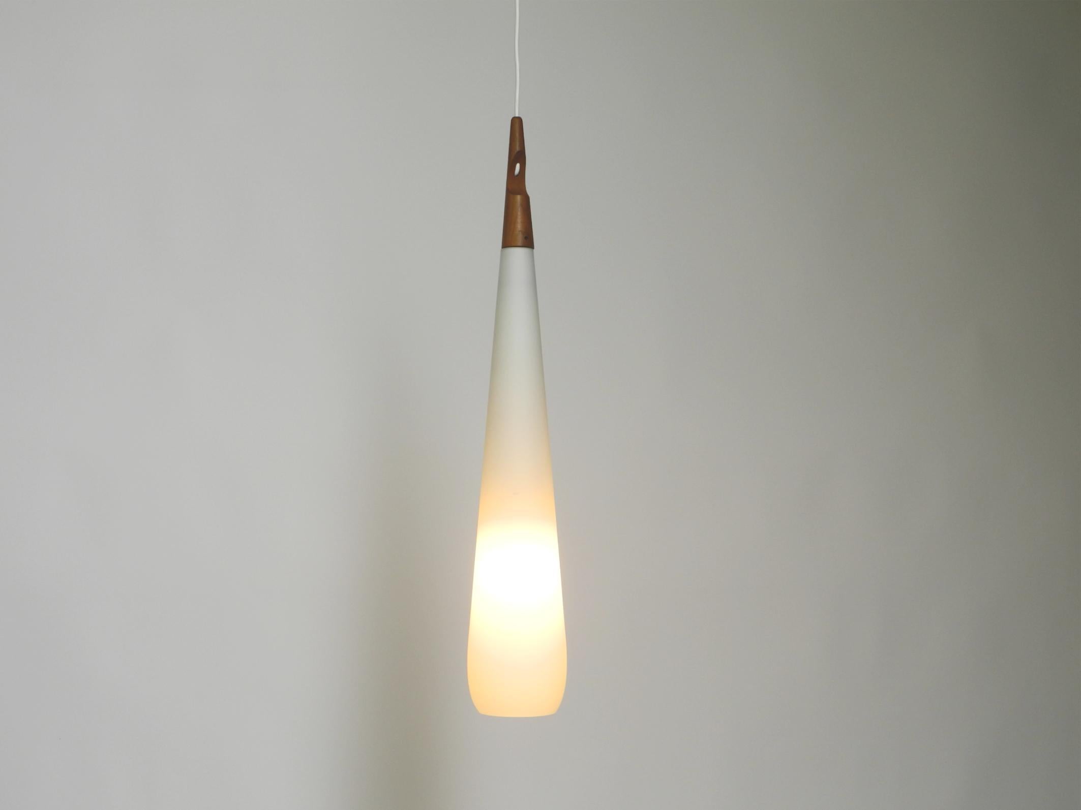 Suédois Lampe suspendue Uno & Östen Kristiansson  Fabriqué par Luxus Vittsjö, Suède 1957 en vente