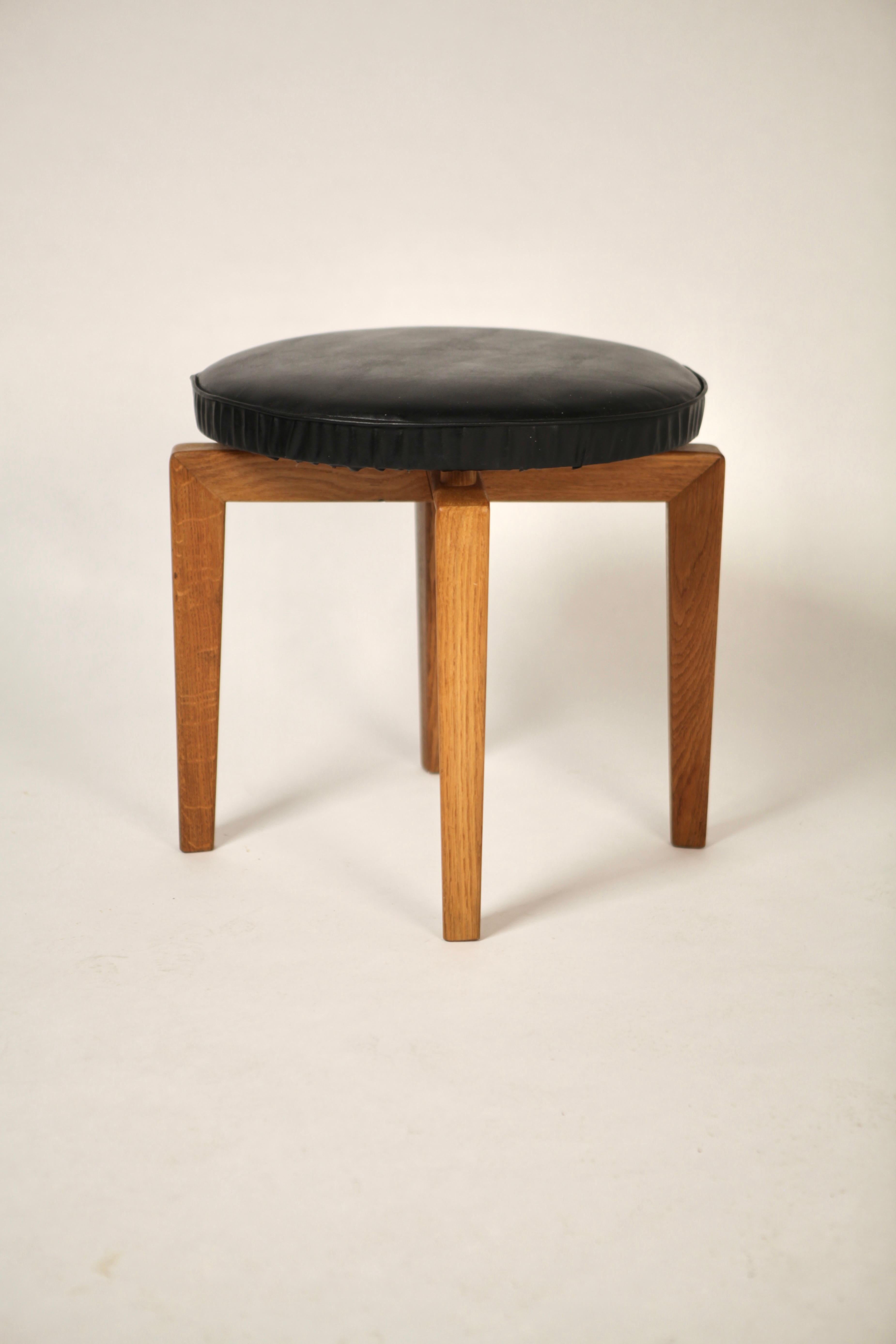 A rare black leather and oak stools by Uno & Östen Kristiansson for Luxus, executed in Sweden in the 1960s. Sculptural base and padded seats, original leather, nice patina to the oak. Very good vintage condition.
m