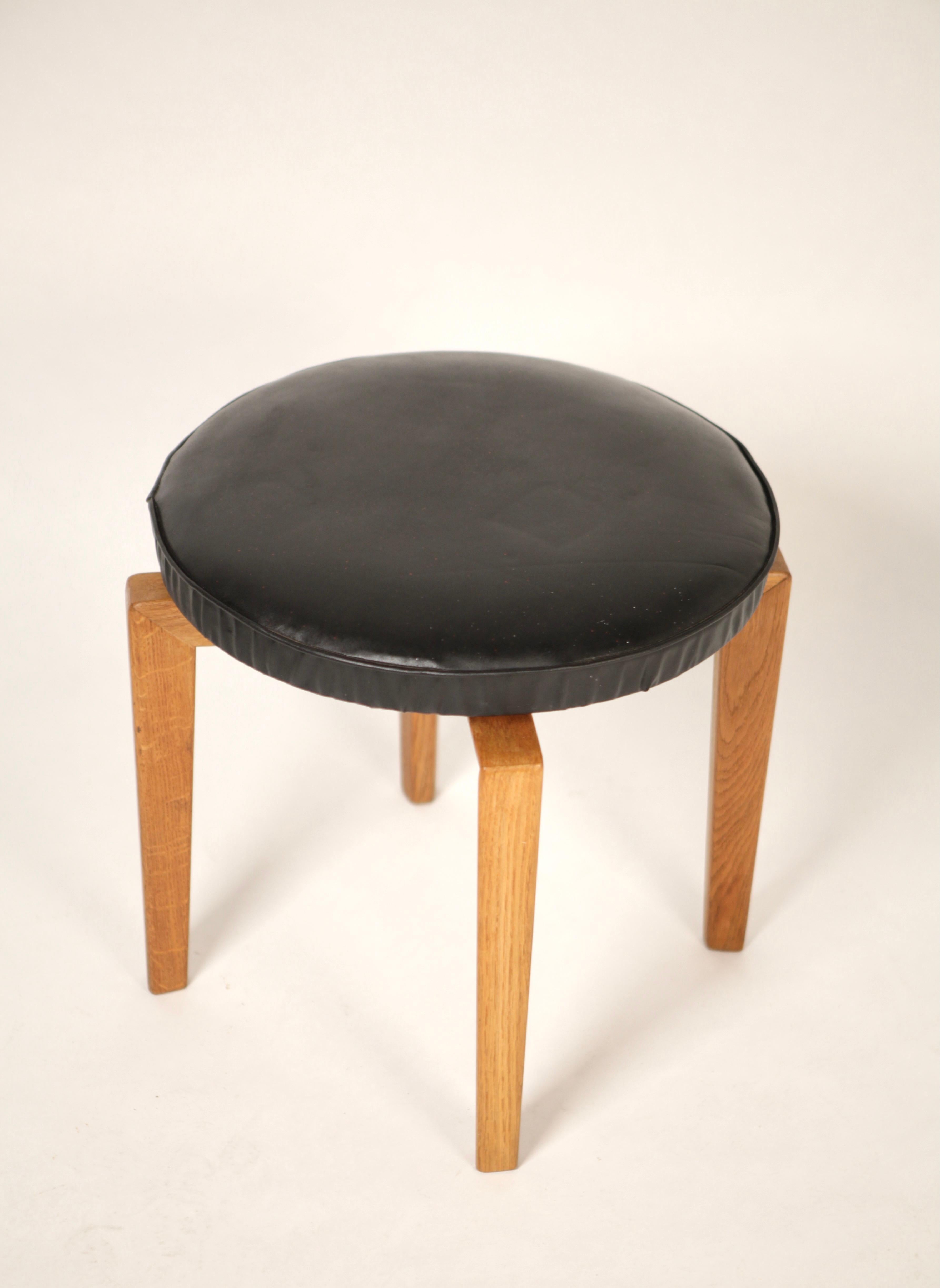 Swedish Uno & Östen Kristiansson, Rare Stool in Oak and Leather for Luxus, Sweden 1960s For Sale