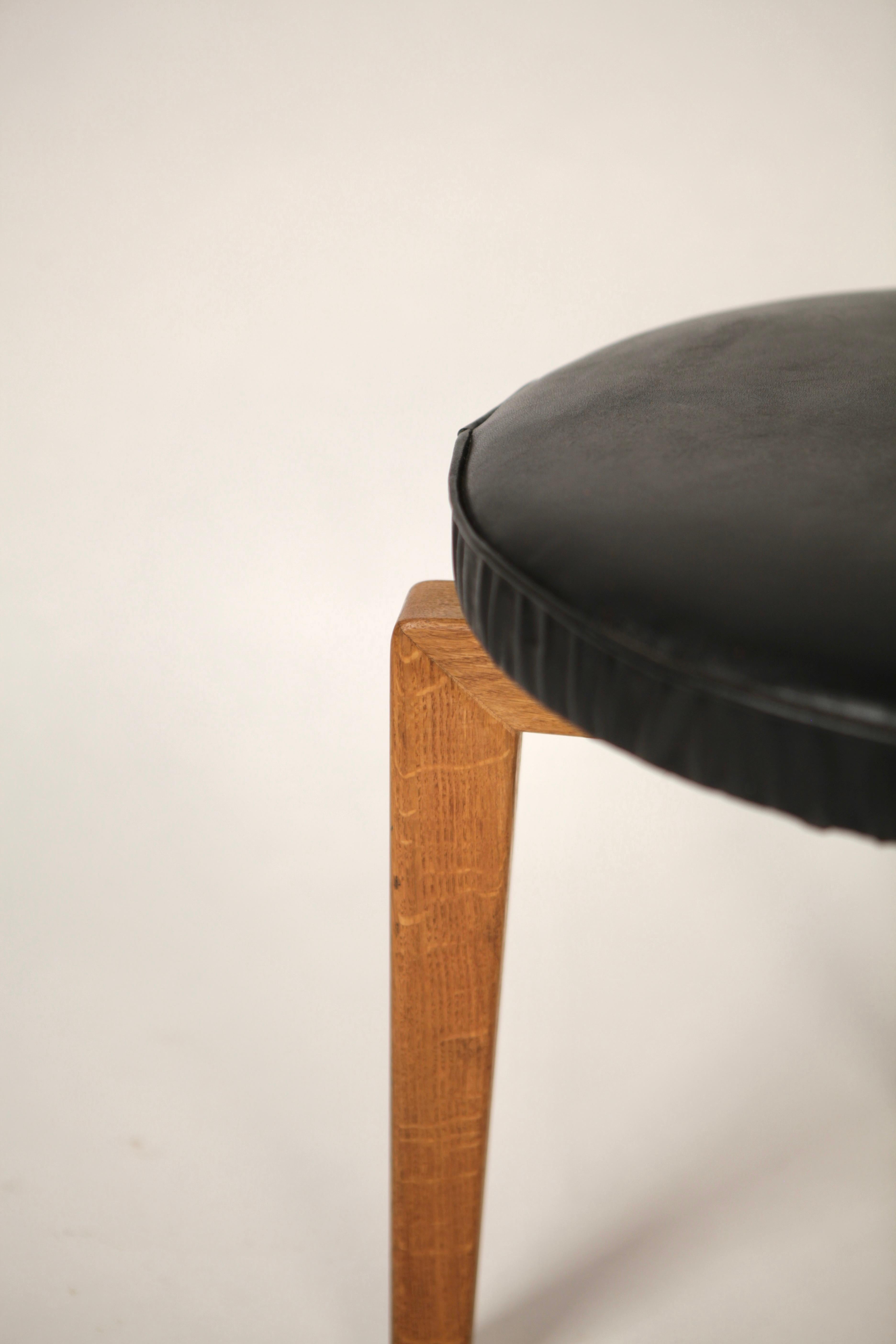 Uno & Östen Kristiansson, Rare Stool in Oak and Leather for Luxus, Sweden 1960s In Good Condition For Sale In Berlin, DE