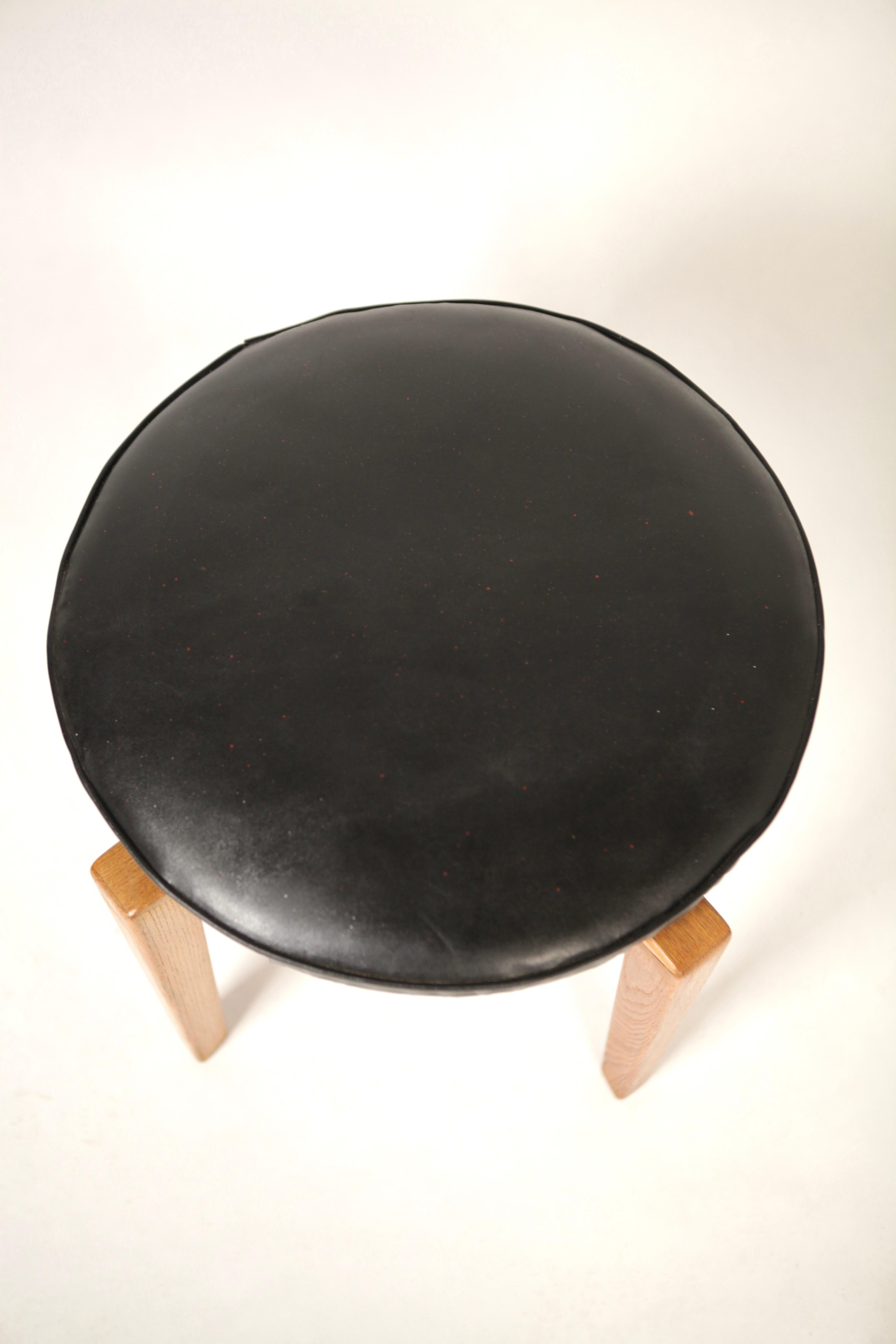 Uno & Östen Kristiansson, Rare Stool in Oak and Leather for Luxus, Sweden 1960s For Sale 1