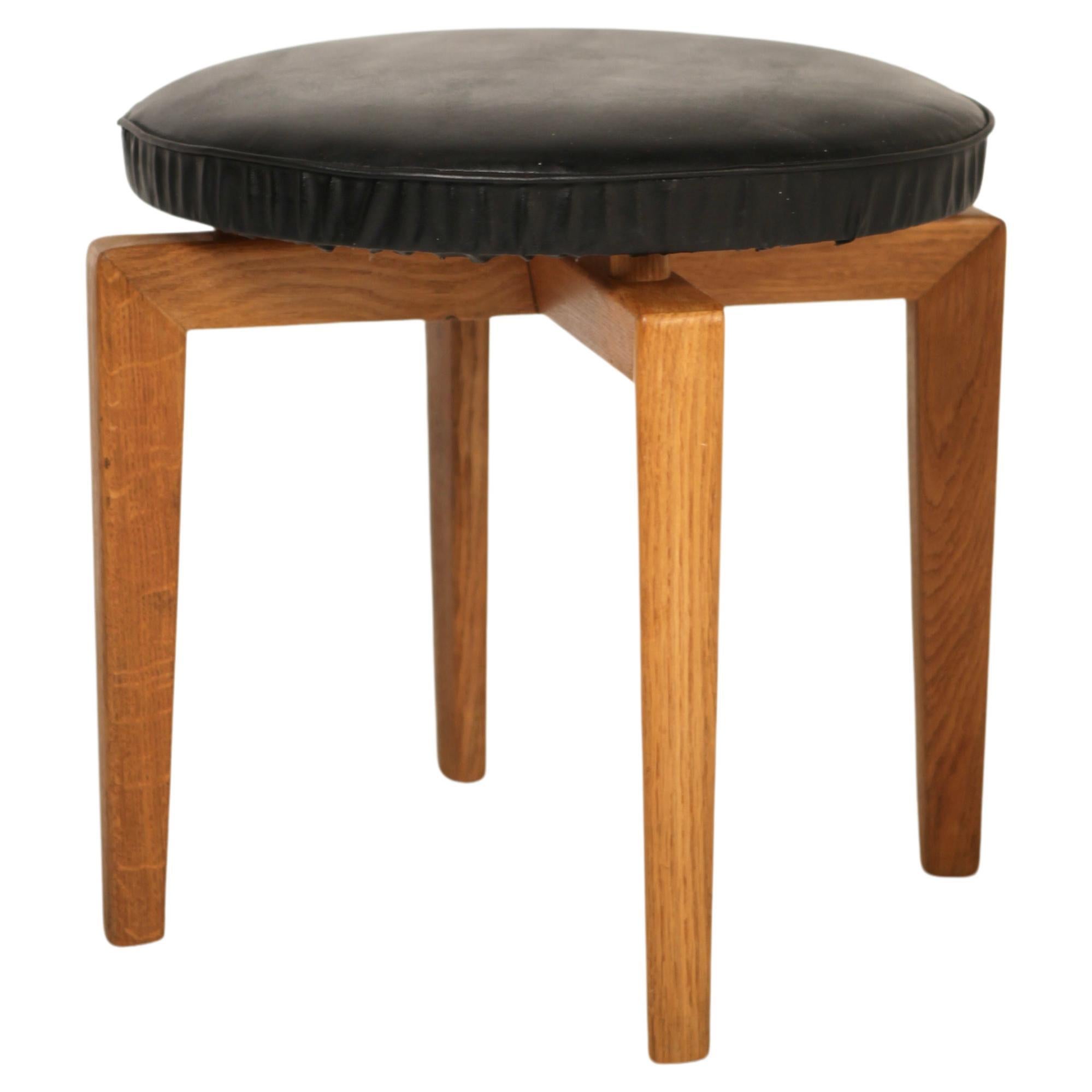 Uno & sten Kristiansson, Rare Stool in Oak and Leather for Luxus, Sweden 1960s en vente