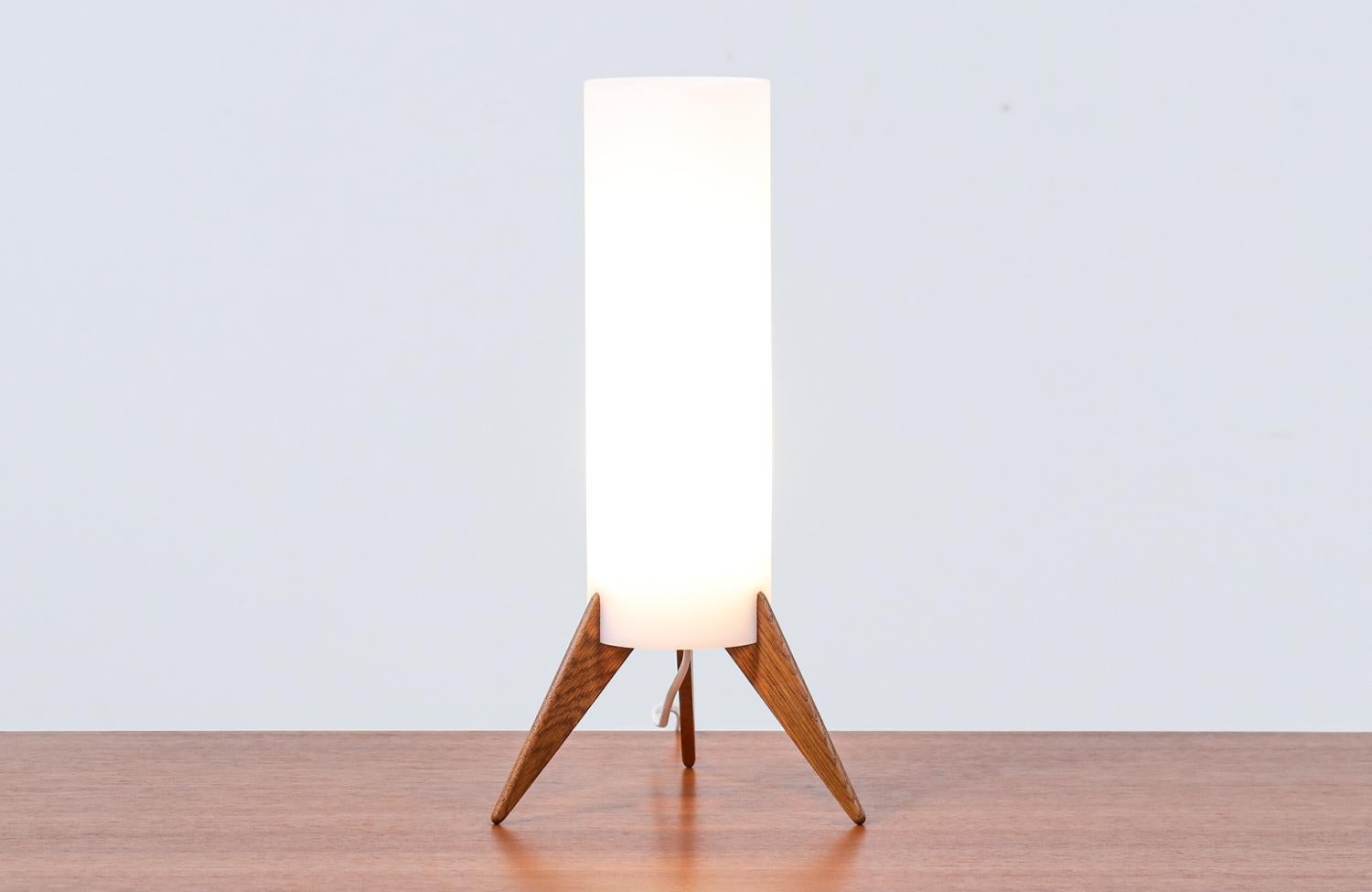 Mid-Century Modern Uno & Osten Kristiansson lampe de table tripode Rocket pour Luxus en vente