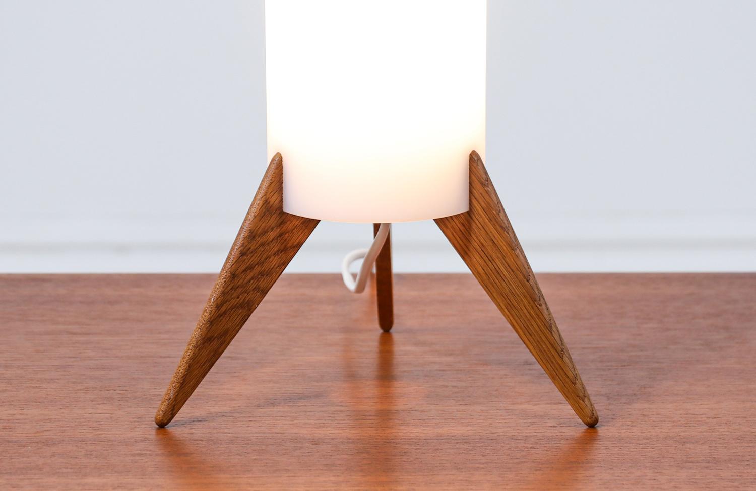 Suédois Uno & Osten Kristiansson lampe de table tripode Rocket pour Luxus en vente