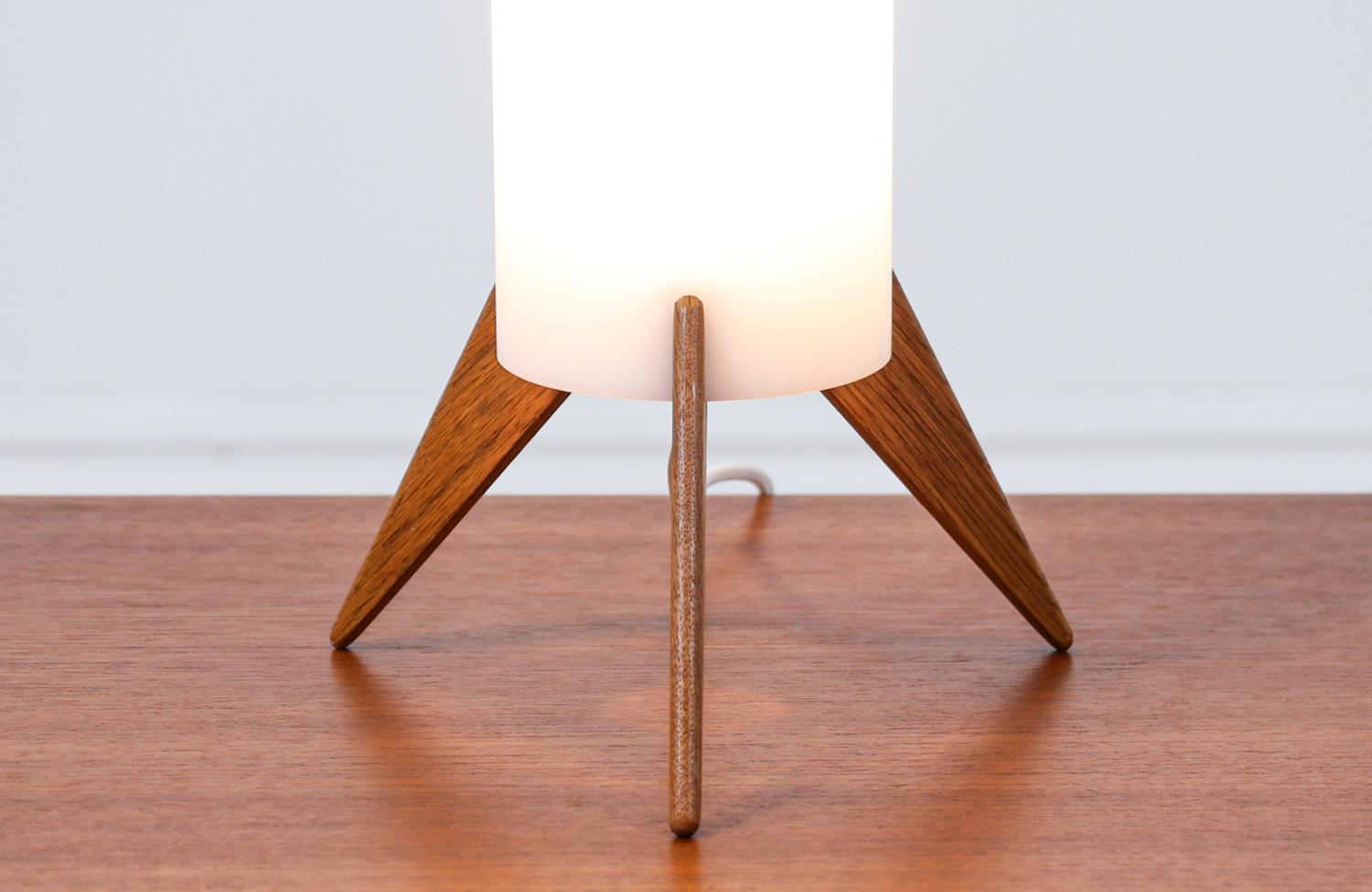 Uno & Osten Kristiansson lampe de table tripode Rocket pour Luxus Excellent état - En vente à Los Angeles, CA