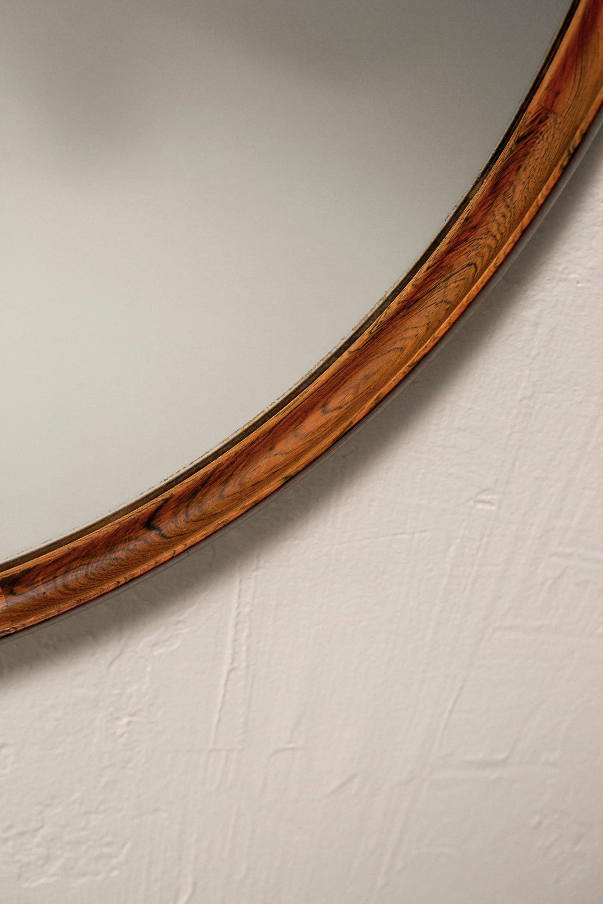 Uno & Östen Kristiansson, Round Rosewood mirror by Luxus, Vittsjö. Sweden, 1960s

This stunning vintage round rosewood mirror is exquisitely framed in the most amazing rosewood grain. Made in Sweden in the 1960s this is fantastic piece for an