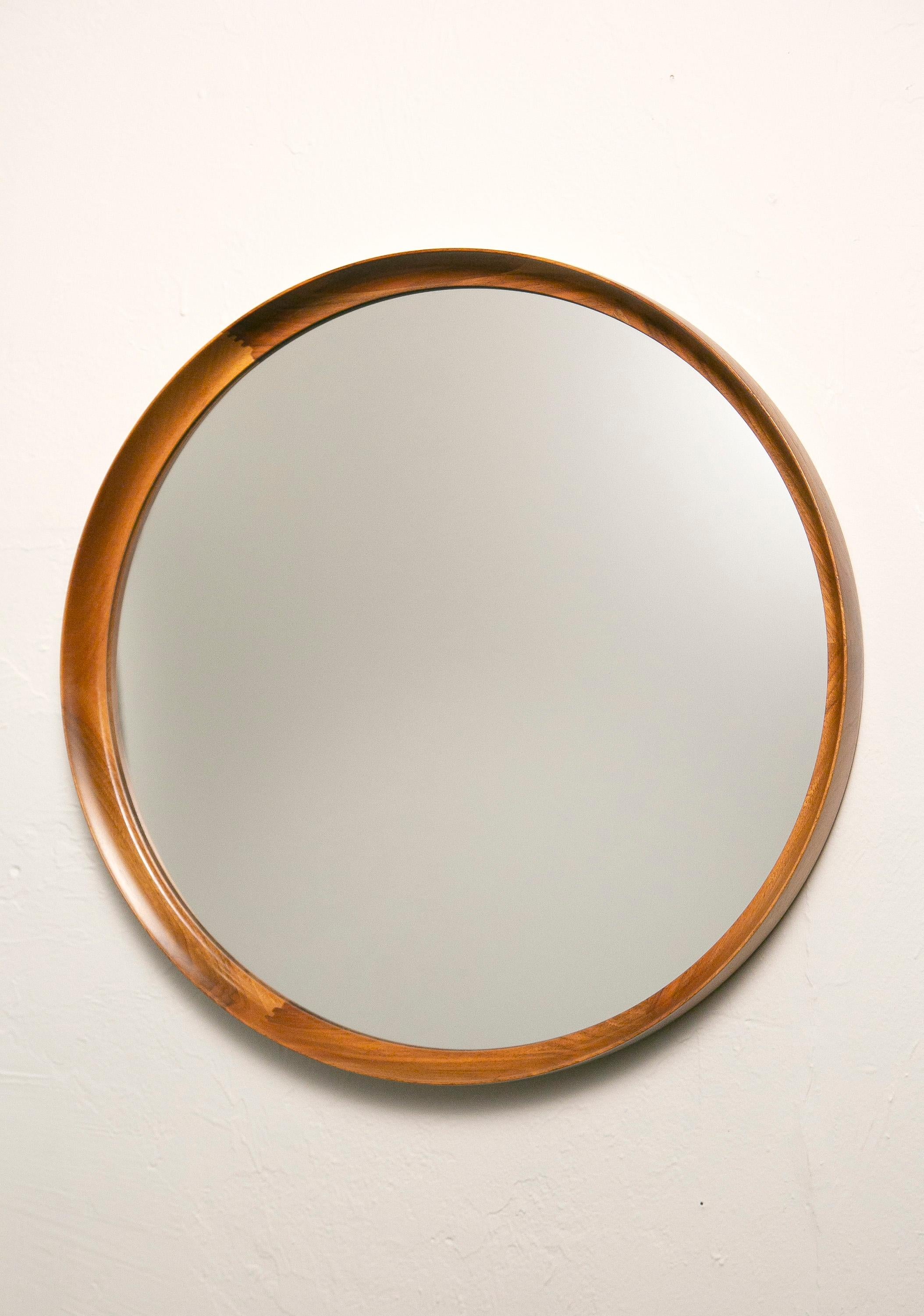 Uno & Östen Kristiansson, Miroir rond en noyer par Luxus, Vittsjö. Suède, années 1960

Ce superbe miroir rond vintage en noyer d'Europe est encadré de façon exquise dans un grain de noyer lisse des plus surprenants. Fabriquée en Suède dans les