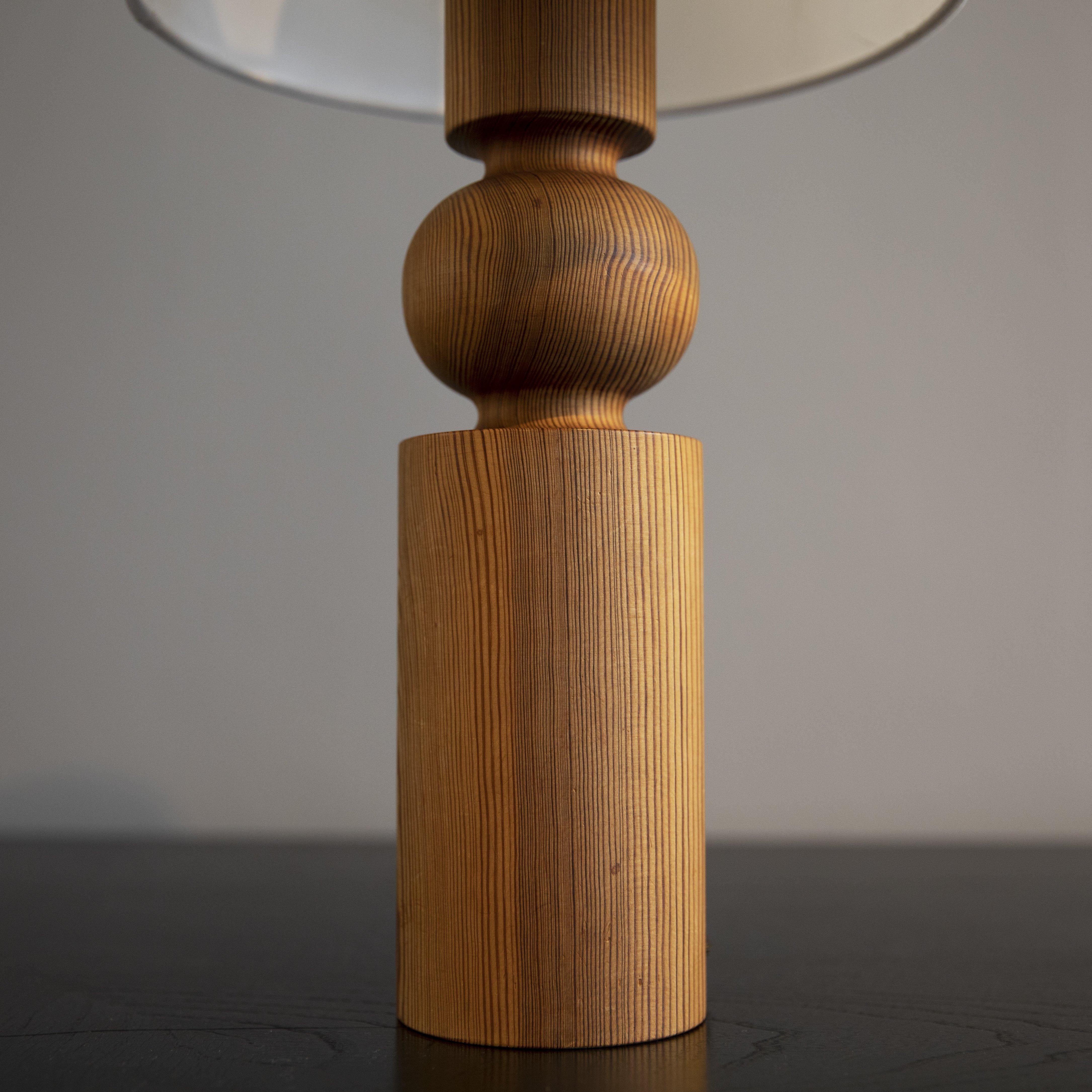 A statement table light designed by Swedish brothers Uno & Östen Kristiansson circa 1966 and made by Östen Kristiansson AB around the same date (formery Vittsjö Möbelfabrik and later known as Luxus).
The main body of the lamp is a sculptural solid