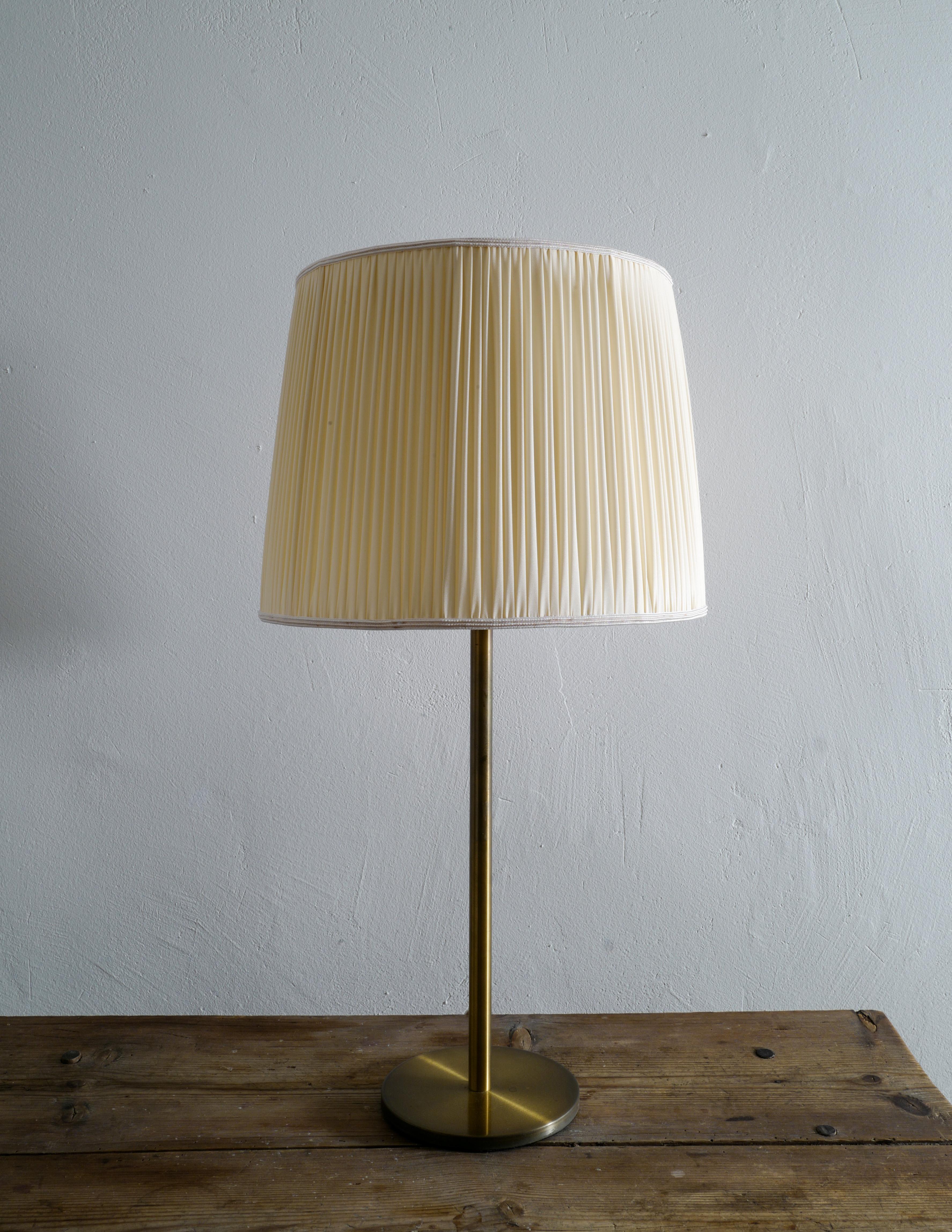 Rare lampe de table conçue par Uno & Östen Kristiansson et produite dans les années 1960 par Luxus en Suède.
En bon état d'origine avec l'abat-jour original inclus.