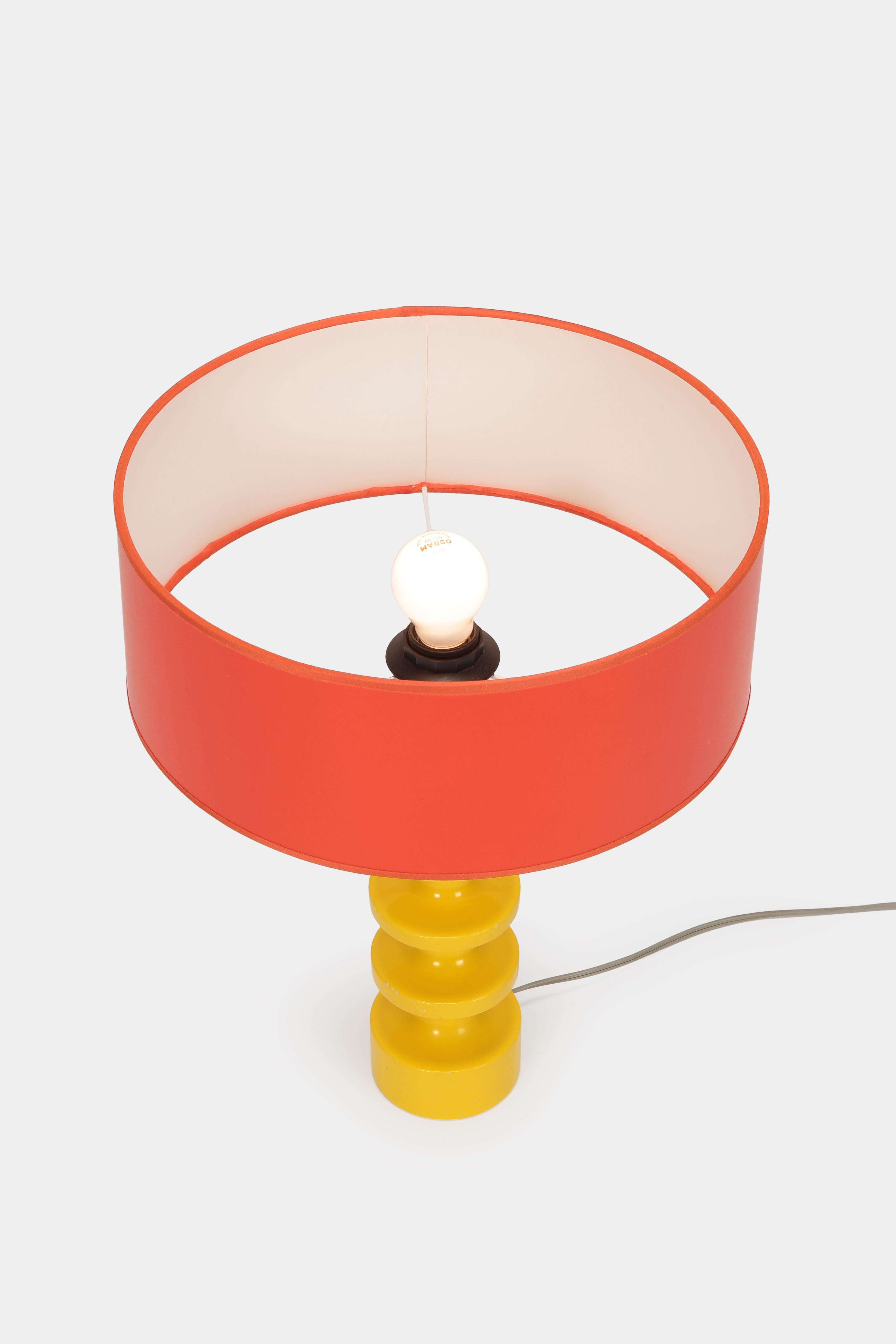 Uno & Östen Kristiansson table lamp manufactured by Luxus in the 1950s in Sweden. New orange lamp shade on a yellow lacquered beechwood base.