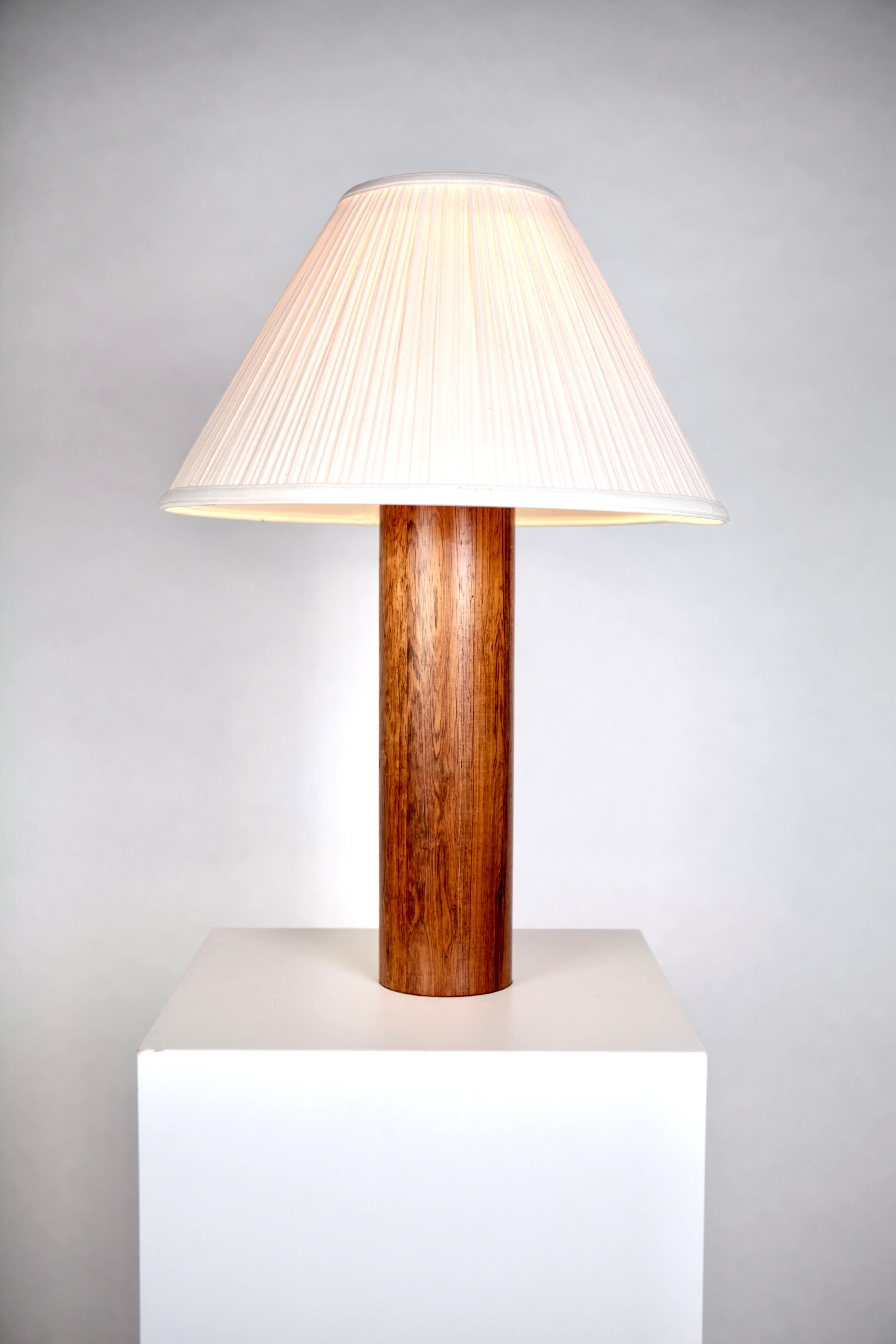 Rare table lamp in natural nordic pine, designed by Uno Kristiansson for Luxus in Sweden in 1970. Original linen shade & shade holder.
Great vintage condition.