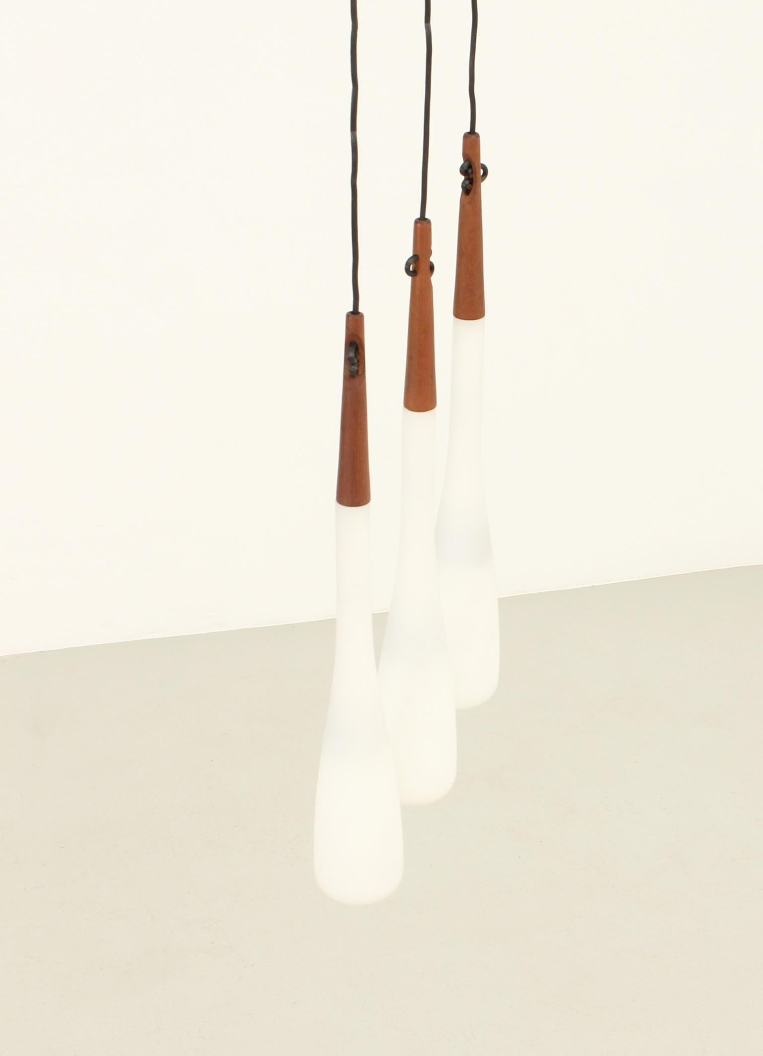 Uno & Östen Kristiansson Triple Drop Ceiling Lamp for Luxus, Suède, années 1950 en vente 4