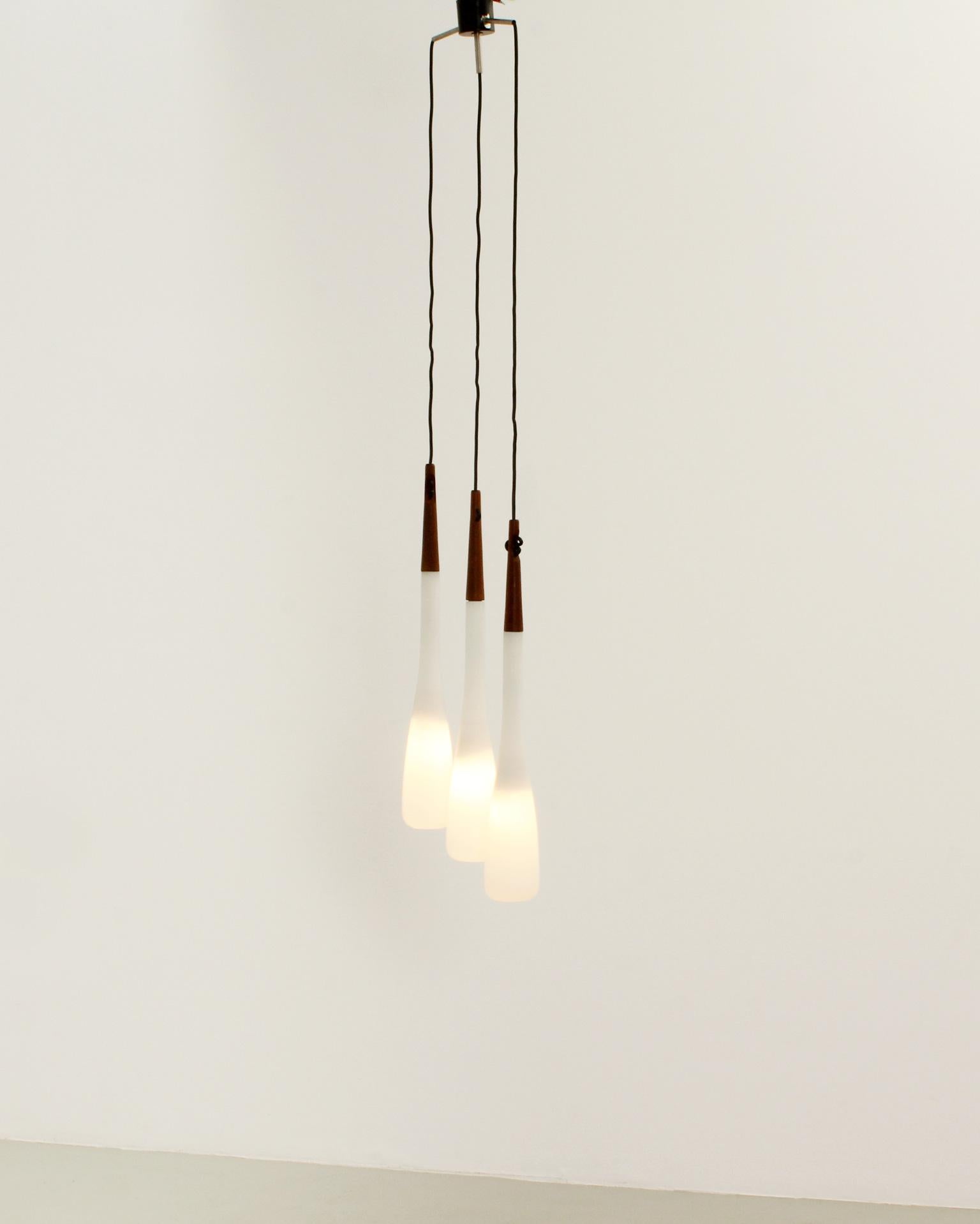 Uno & Östen Kristiansson Triple Drop Ceiling Lamp for Luxus, Suède, années 1950 en vente 6