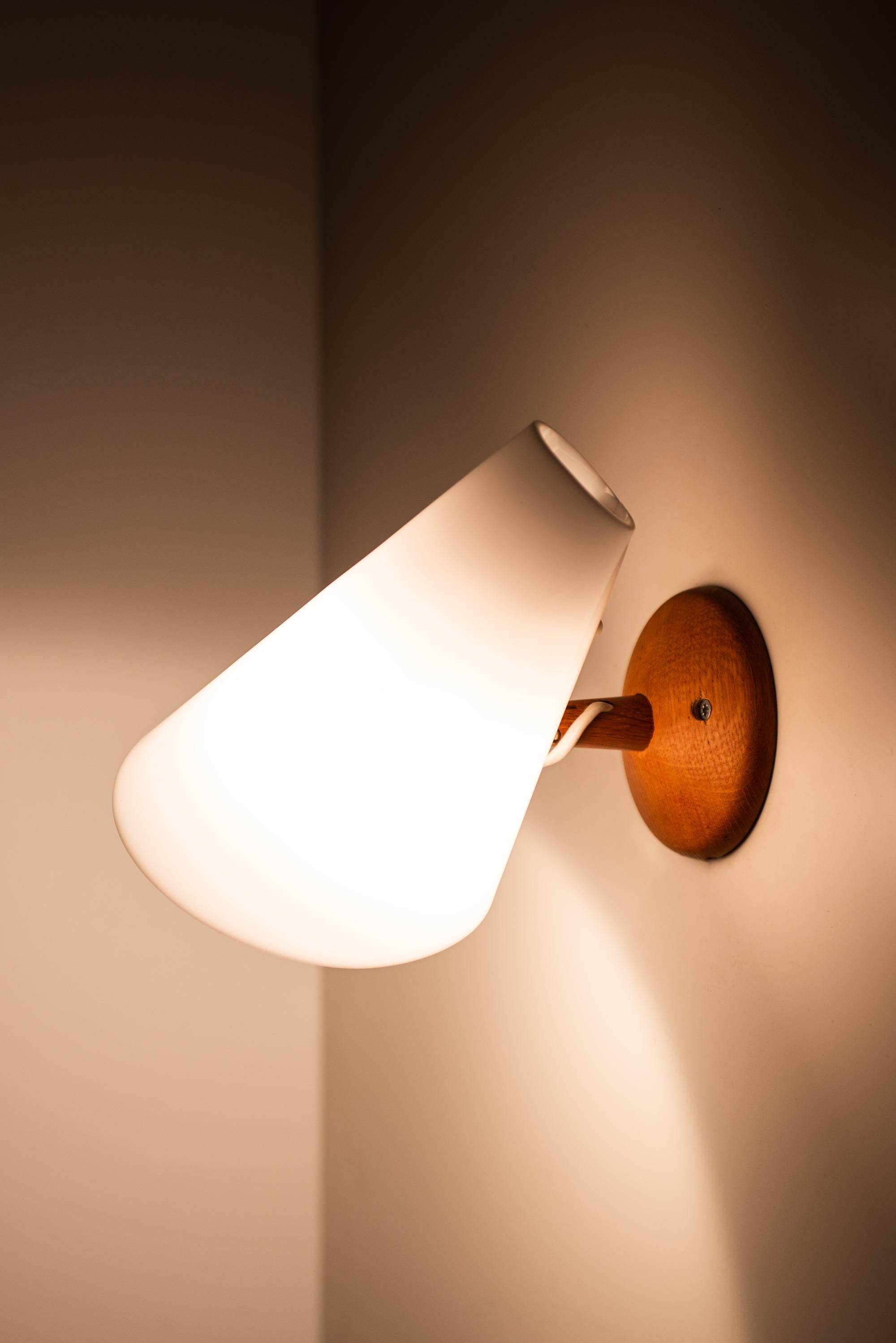 Mid-20th Century Uno & Östen Kristiansson Wall Lamps Produced by Luxus in Vittsjö, Sweden For Sale