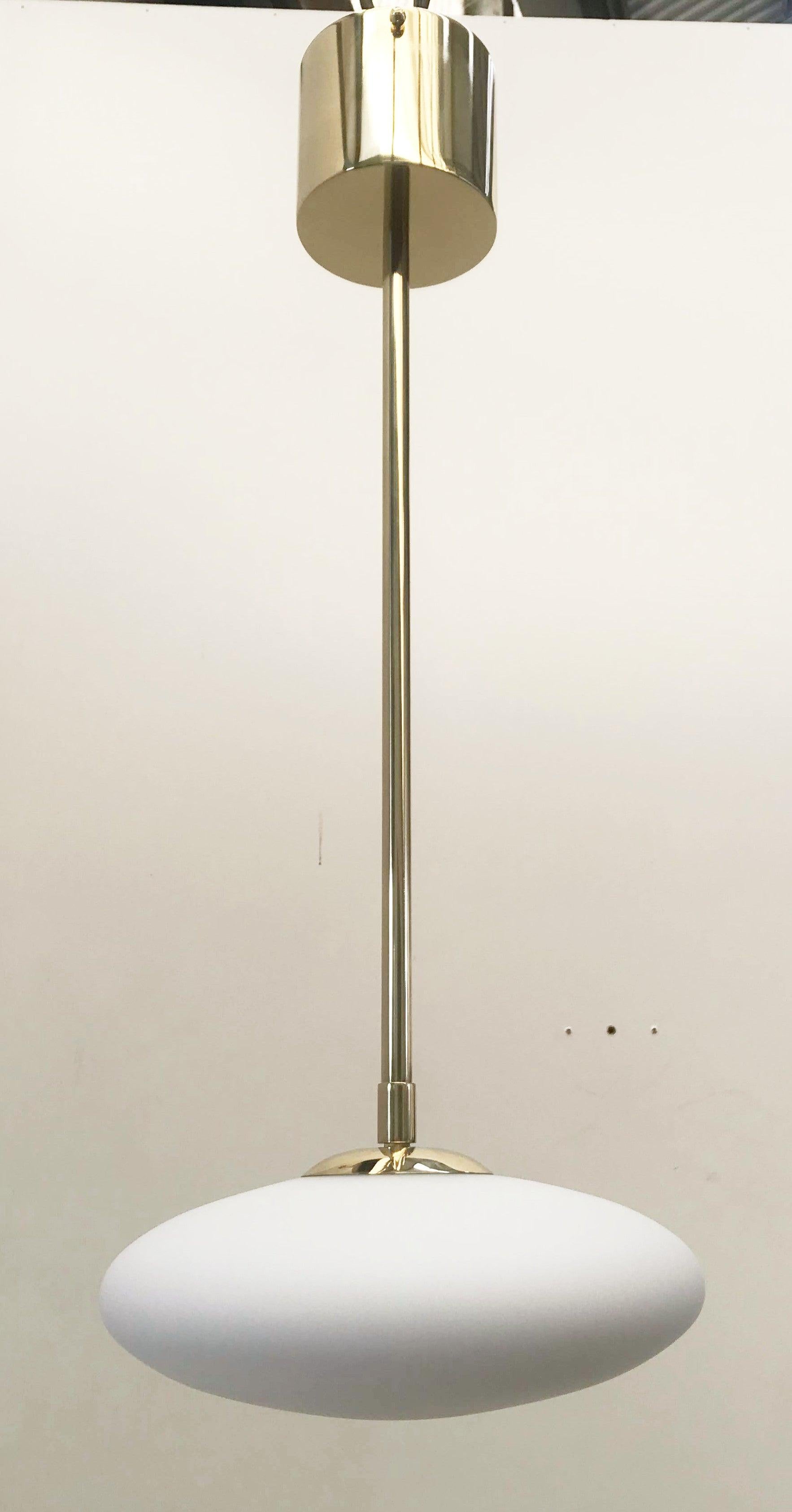 Italienische Pendelleuchte mit Murano-Glasschirm, montiert auf Messingrahmen / Made in Italy

Entworfen von Fabio Ltd, inspiriert vom Stil von Angelo Lelli und Arredoluce

1 Leuchte / Typ E12 oder E14 / je max. 40W

Höhe: 26,5 Zoll/Durchmesser: 12