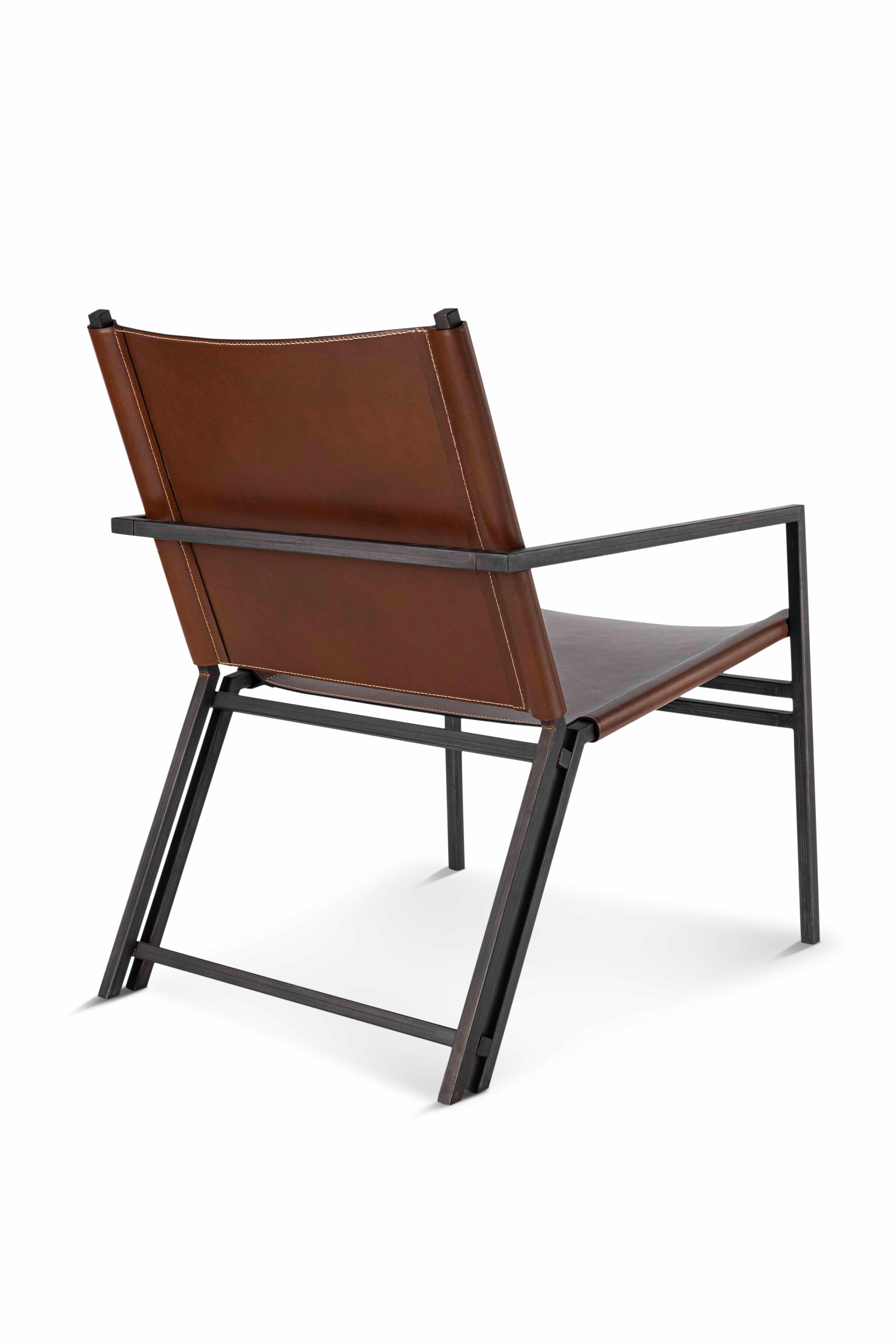 La poltrona disegnata da Luca Pegolo si distingue per il suo design essenziale e contemporaneo, espressione di un’estetica raffinata e minimalista. La struttura, realizzata in lamiera d’acciaio nera o in alluminio anodizzato, conferisce alla