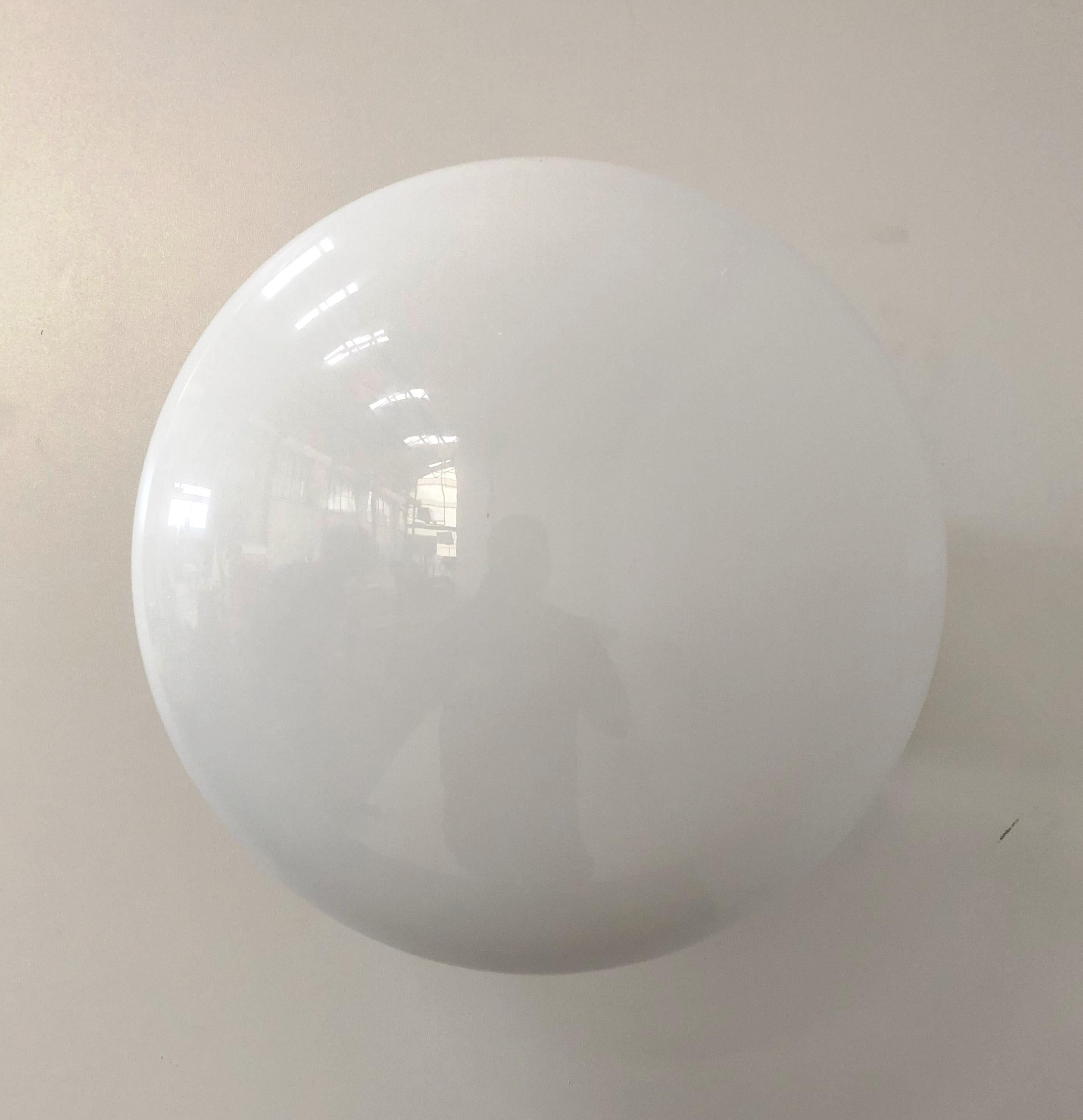 Empotrable italiano con pantalla de cristal de Murano y marco de latón / Made in Italy
Diseñado por Fabio Ltd, inspirado en los estilos Angelo Lelli y Arredoluce
1 luz / tipo E12 o E14 / máx. 40W cada una
Diámetro: 12 pulgadas / Altura: 9,5