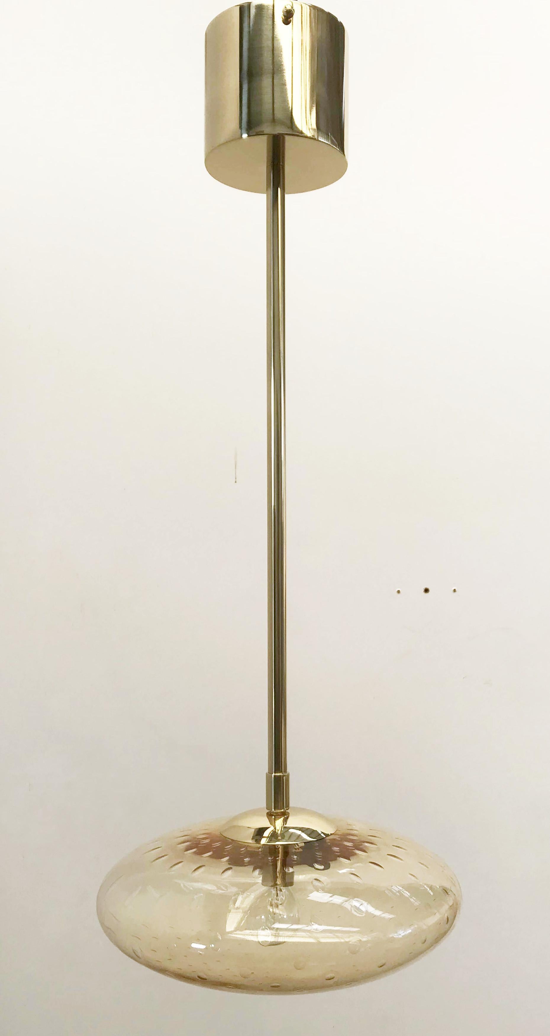 Suspension italienne avec abat-jour en verre de Murano, montée sur une monture en laiton / Made in Italy
Conçu par Fabio Ltd, inspiré par les styles Angelo Lelli et Arredoluce.
1 lumière / type E12 ou E14 / max 40W chaque
Hauteur : 26.5 pouces /