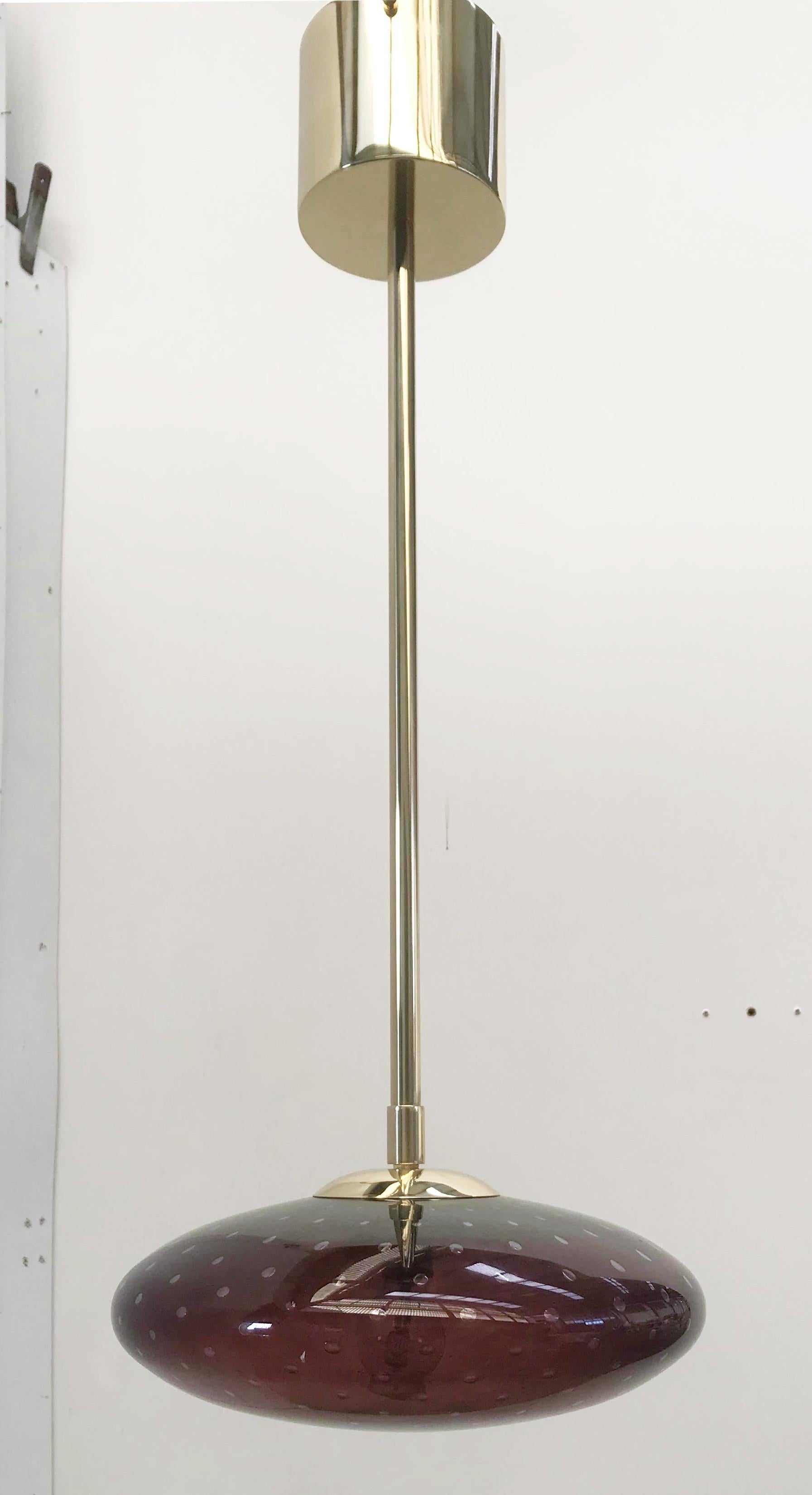 Pendente italiano con paralume in vetro di Murano, montato su una struttura in ottone / Made in Italy
Disegnato da Fabio Ltd, ispirato agli stili di Angelo Lelli e Arredoluce.
1 luce / tipo E12 o E14 / max 40W ciascuno
Altezza: 26,5 pollici /
