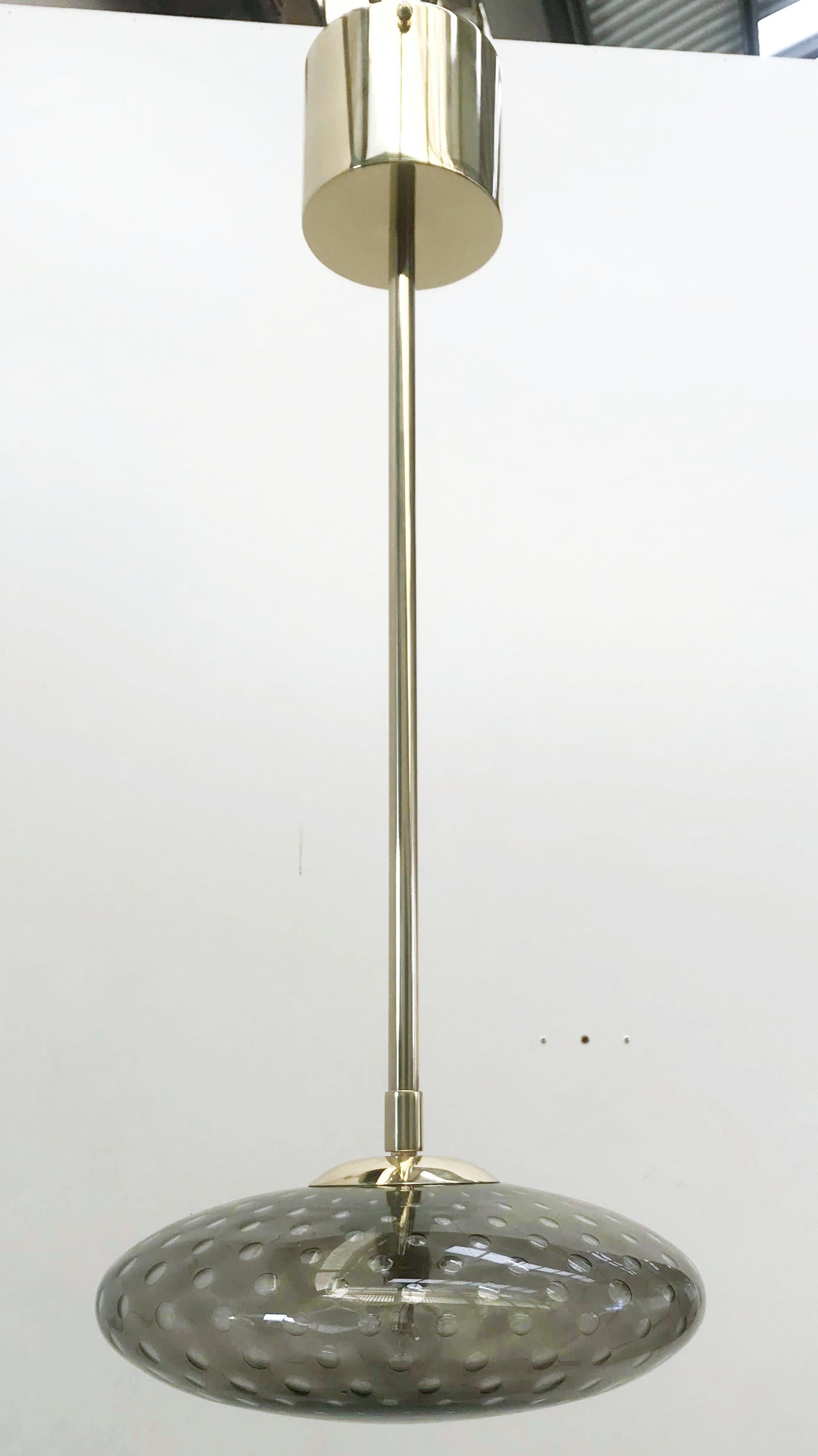 Pendente italiano con paralume in vetro di Murano, montato su una struttura in ottone / Made in Italy
Disegnato da Fabio Ltd, ispirato agli stili di Angelo Lelli e Arredoluce.
1 luce / tipo E12 o E14 / max 40W ciascuno
Altezza: 26,5 pollici /