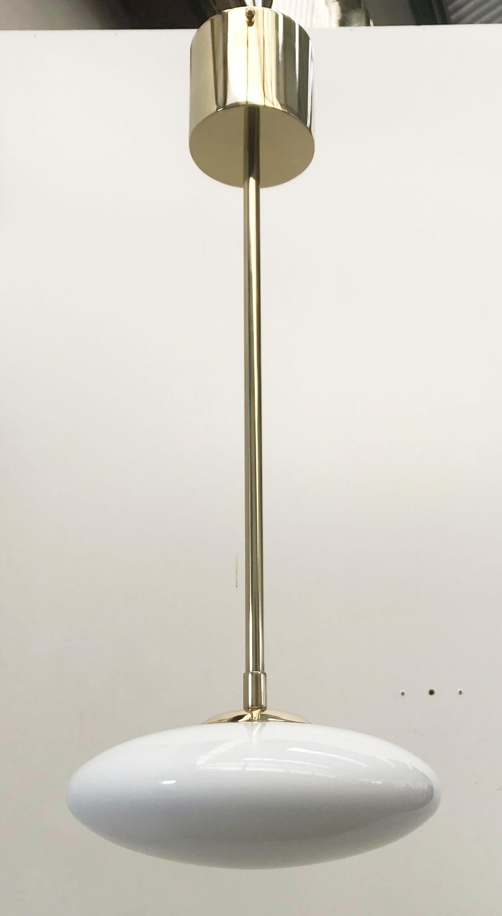 Pendente italiano con paralume in vetro di Murano, montato su una struttura in ottone / Made in Italy
Disegnato da Fabio Ltd, ispirato agli stili di Angelo Lelli e Arredoluce.
1 luce / tipo E12 o E14 / max 40W ciascuno
Altezza: 26,5 pollici /
