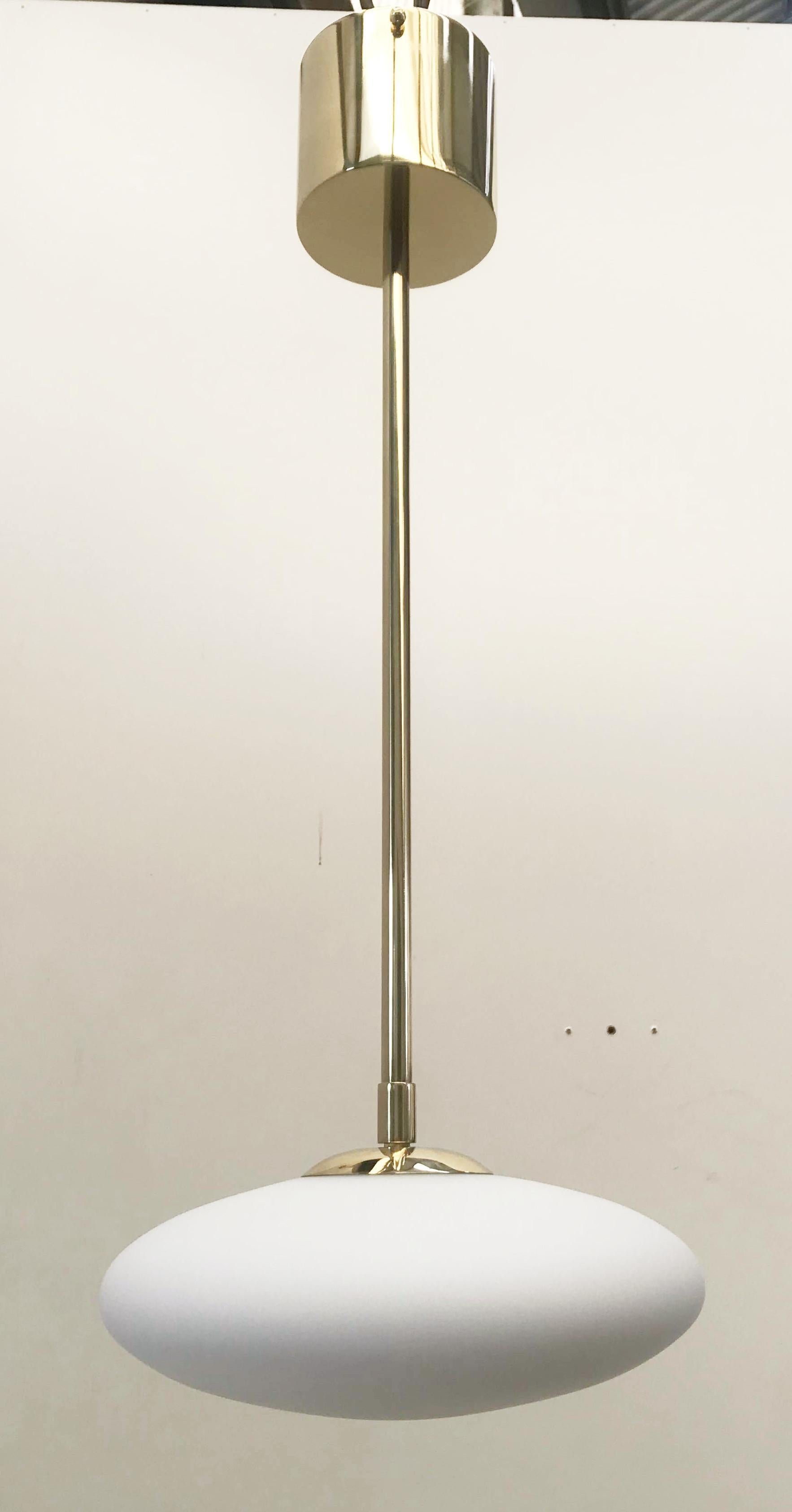 Pendente italiano con paralume in vetro di Murano, montato su una struttura in ottone / Made in Italy
Disegnato da Fabio Ltd, ispirato agli stili di Angelo Lelli e Arredoluce.
1 luce / tipo E12 o E14 / max 40W ciascuno
Altezza: 26,5 pollici /