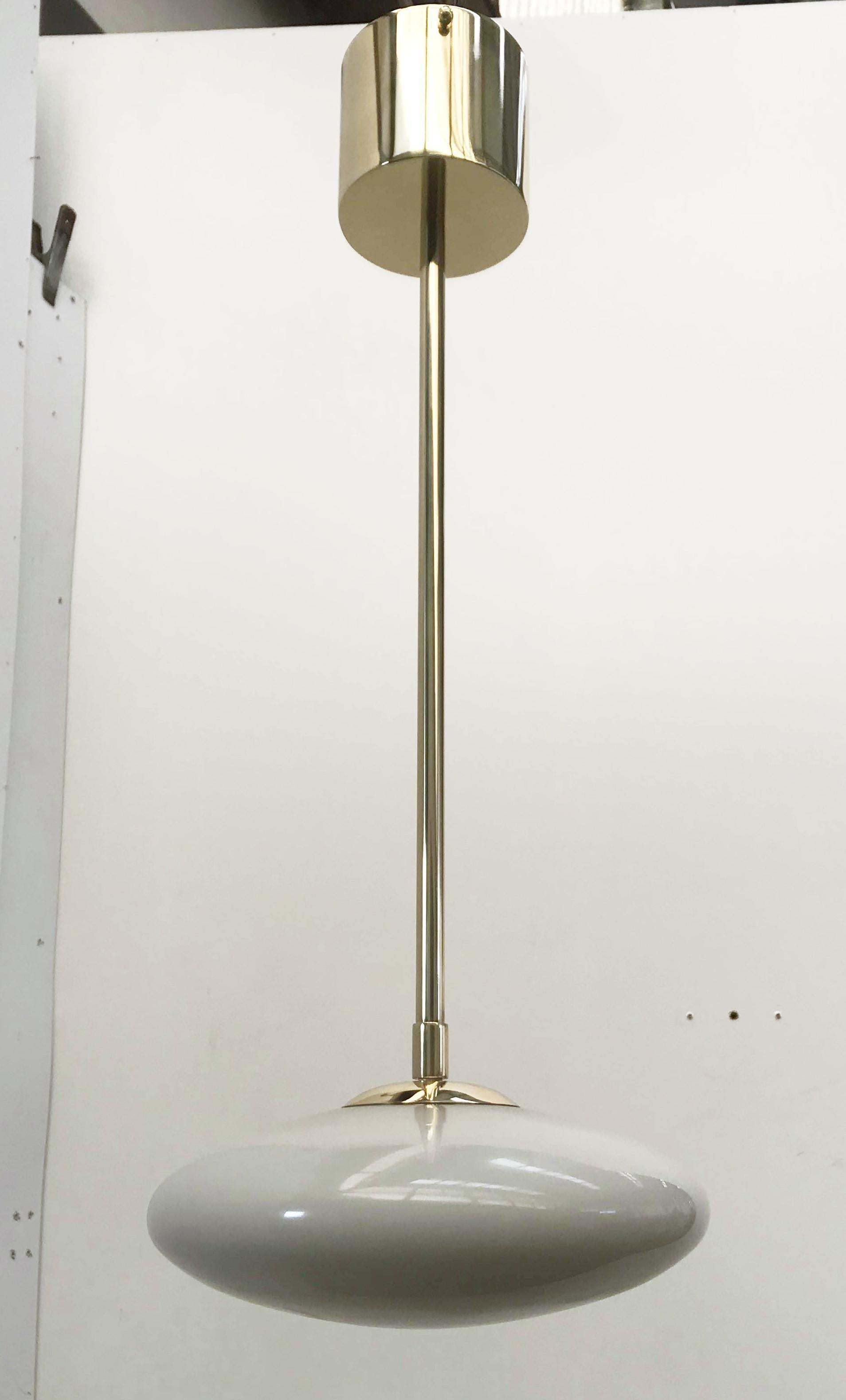 Suspension italienne avec abat-jour en verre de Murano, montée sur une monture en laiton / Made in Italy
Conçu par Fabio Ltd, inspiré par les styles Angelo Lelli et Arredoluce.
1 lumière / type E12 ou E14 / max 40W chaque
Hauteur : 26.5 pouces /