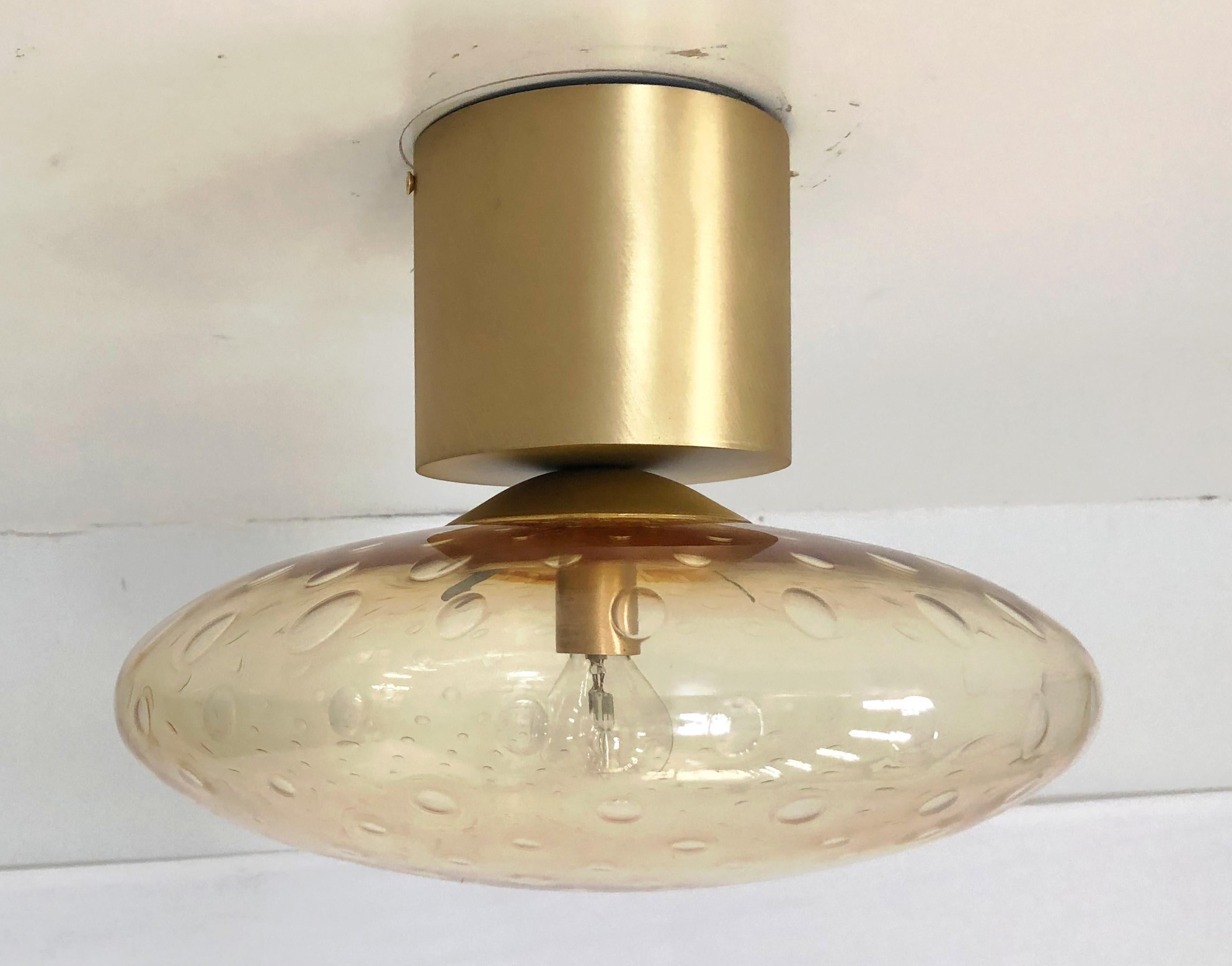 Empotrable italiano con pantalla de cristal de Murano y marco de latón / Made in Italy
Diseñado por Fabio Ltd, inspirado en los estilos Angelo Lelli y Arredoluce
1 luz / tipo E12 o E14 / máx. 40W cada una
Diámetro: 12 pulgadas / Altura: 9,5