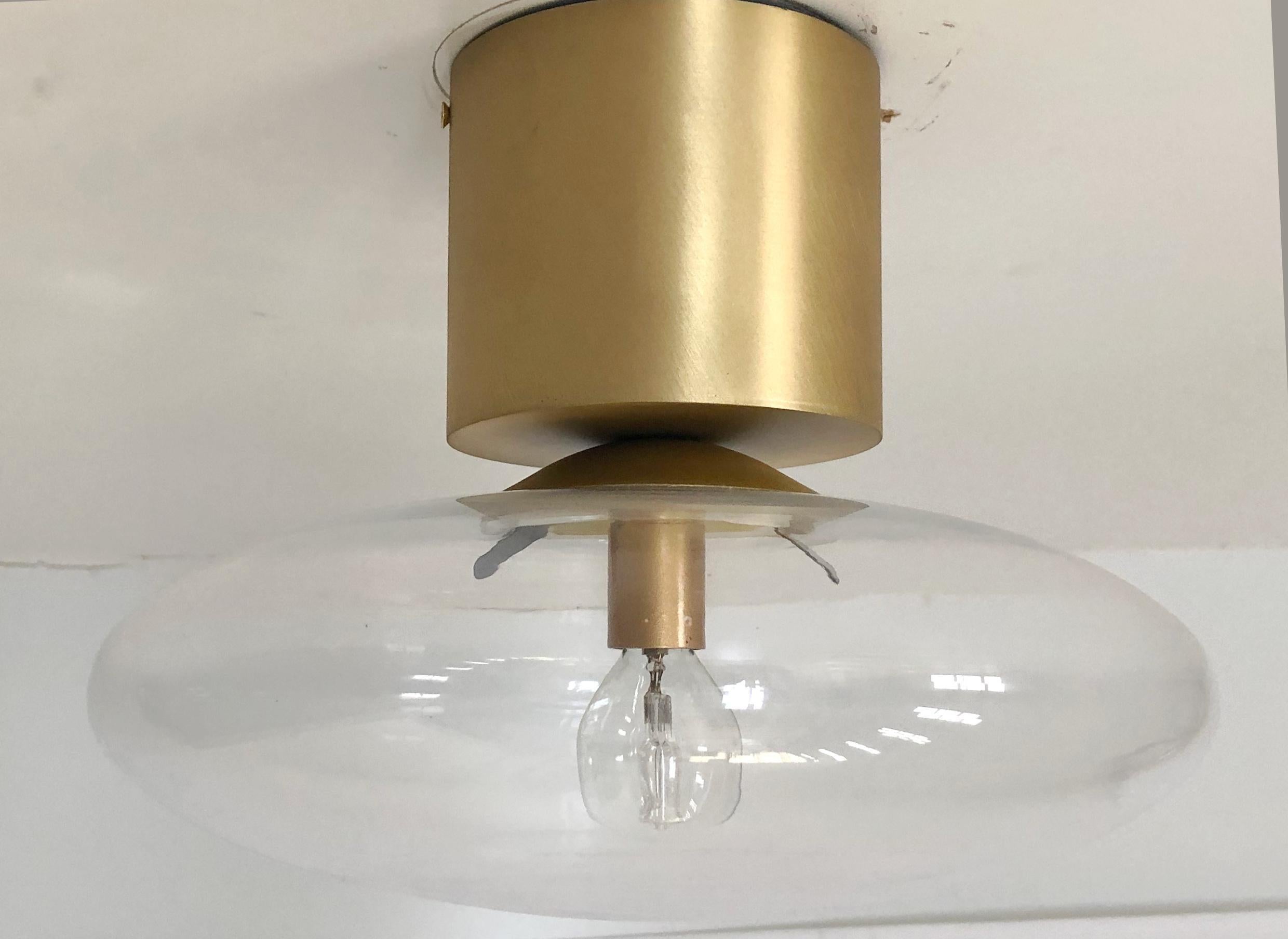 Encastré italien avec abat-jour en verre de Murano et cadre en laiton / Fabriqué en Italie
Conçu par Fabio Ltd, inspiré par les styles Angelo Lelli et Arredoluce.
1 lumière / type E12 ou E14 / max 40W chaque
Diamètre : 12 pouces / Hauteur : 9.5